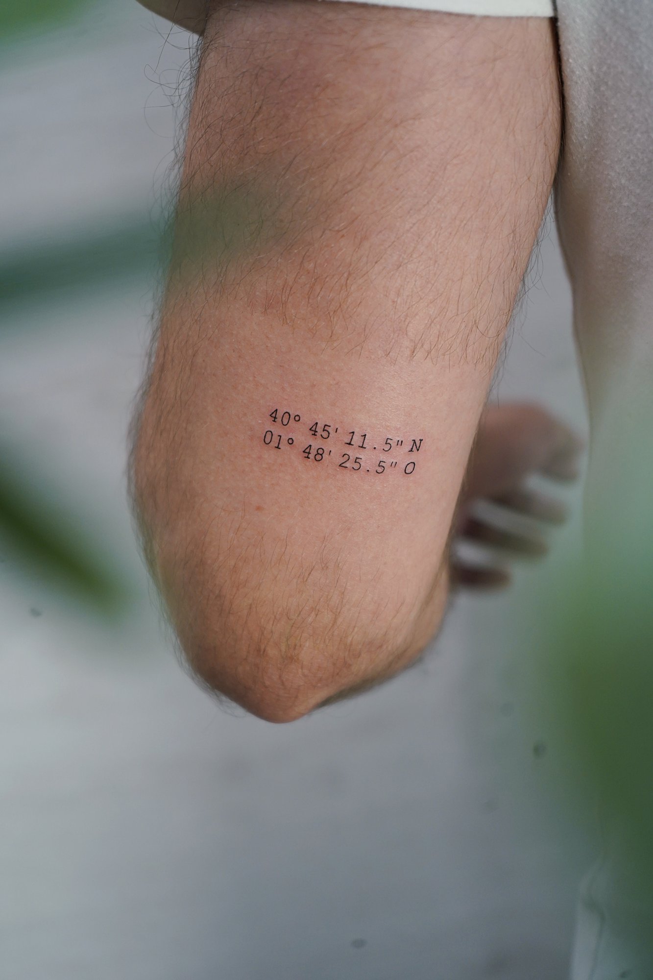Tatuaje de runa en zona desconocida, línea fina