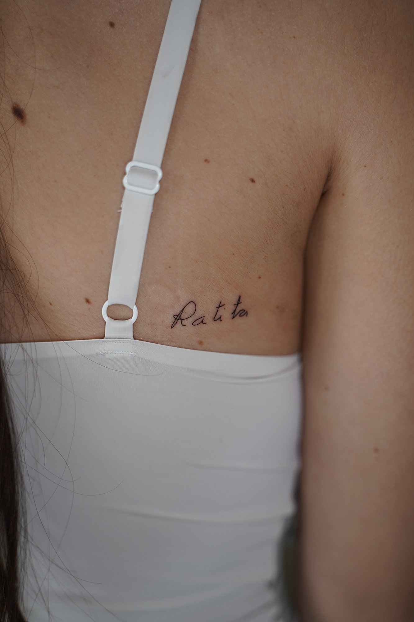 Tatuaje de sello espana en zona desconocida, línea fina
