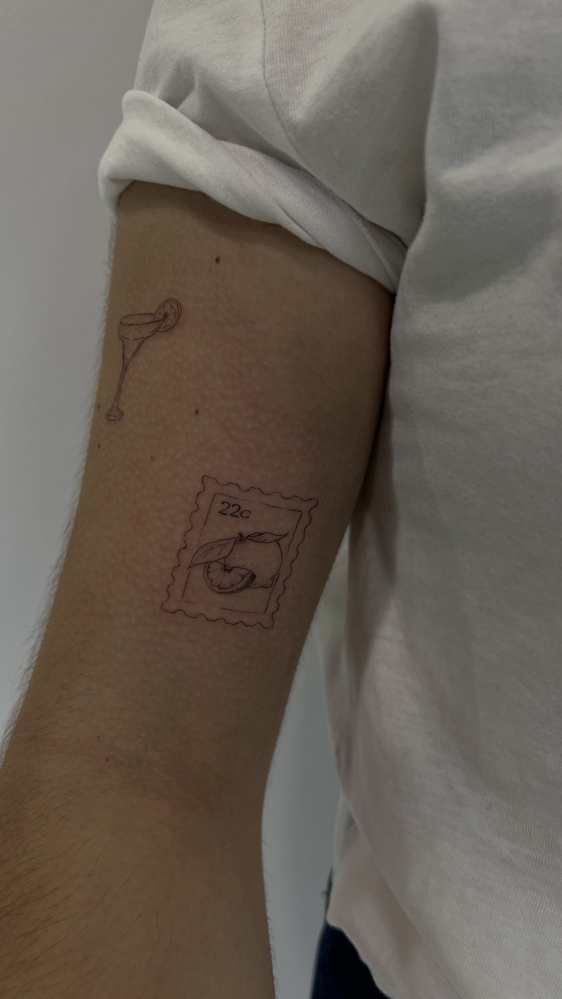 Tatuaje de sello limones en zona desconocida, línea fina