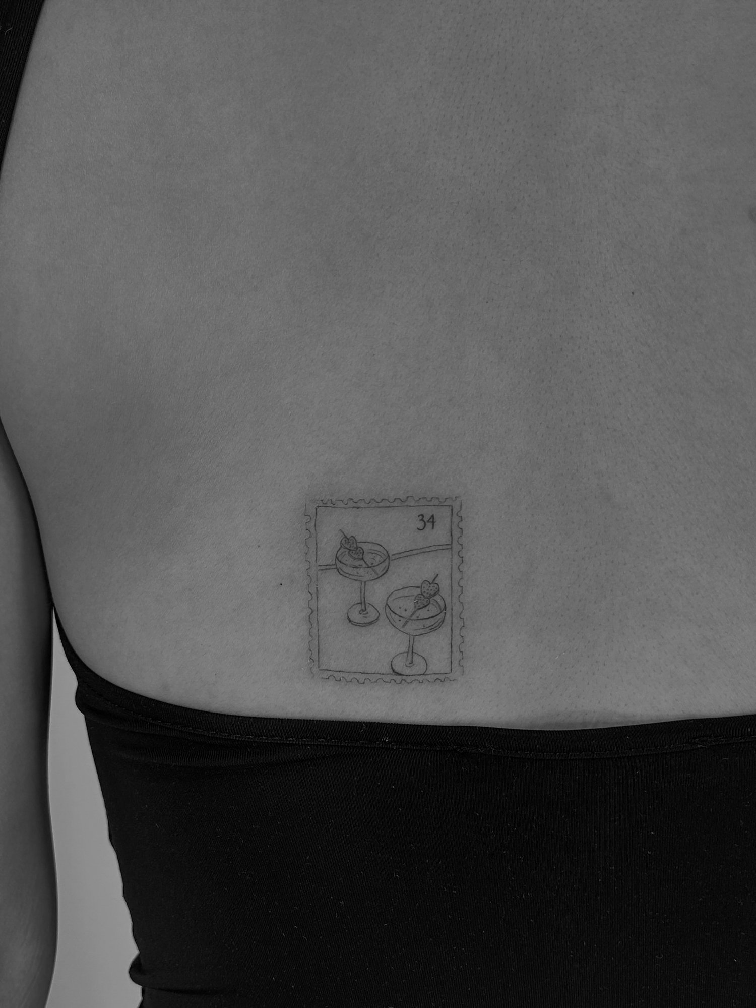 Tatuaje de sello postal copas cocktail en costilla, línea fina