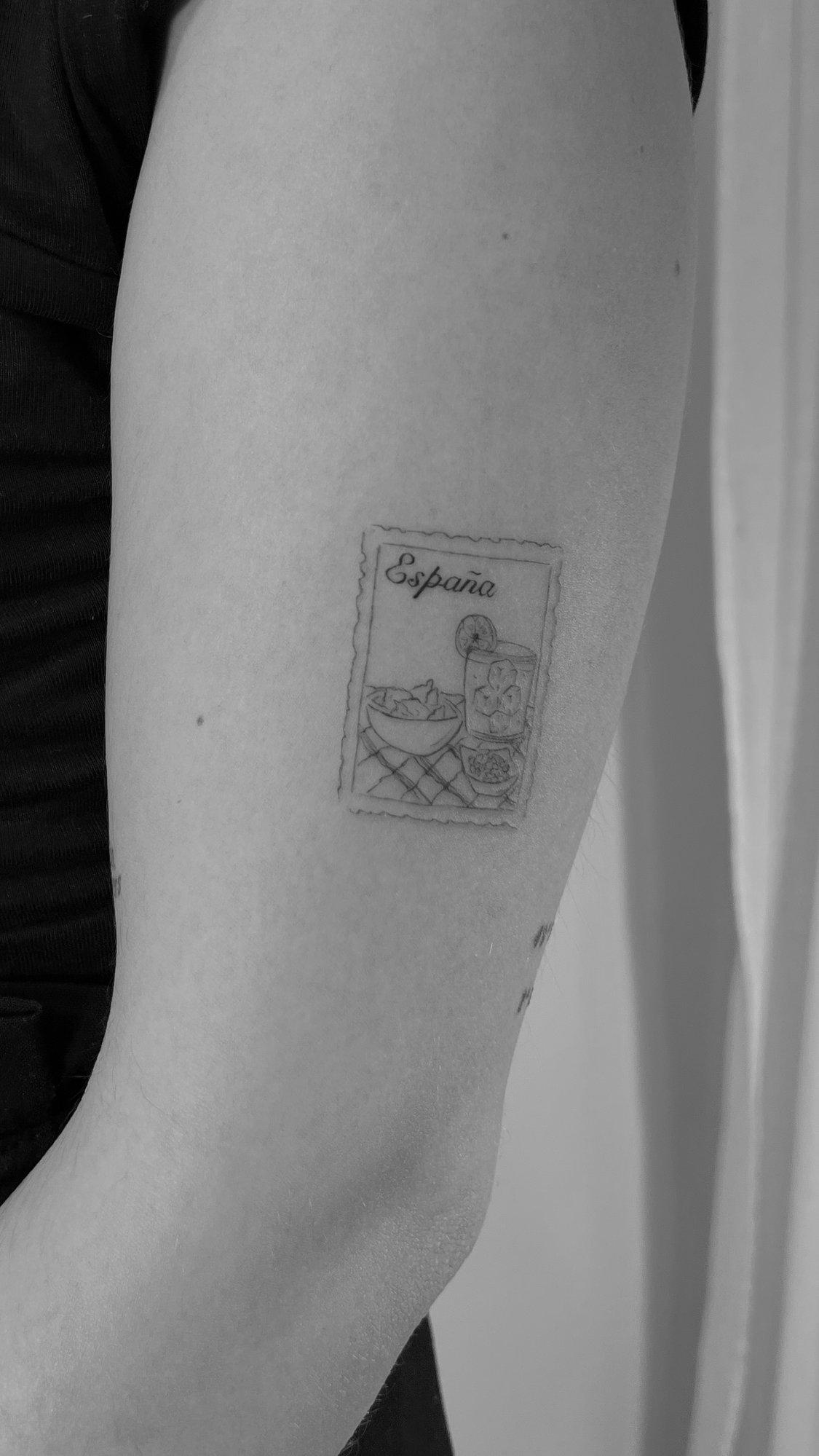 Tatuaje de sello postal espana comida en antebrazo, línea fina