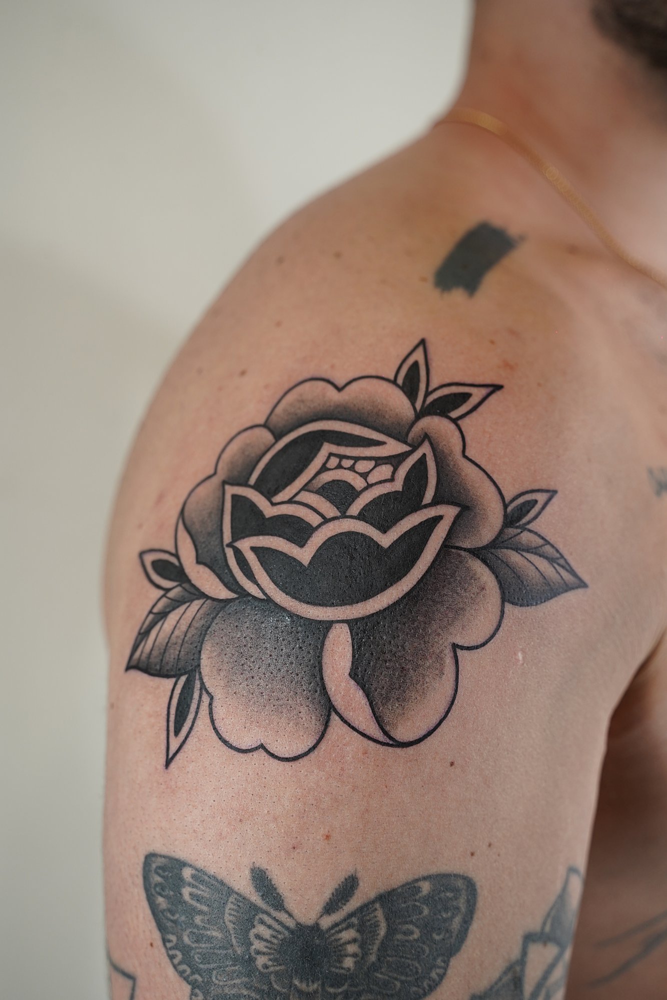 Tatuaje de sello en zona desconocida, línea fina