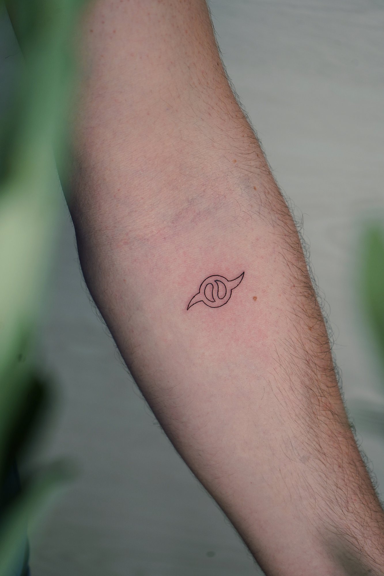 Tatuaje de simbolo egipcio en zona desconocida, línea fina