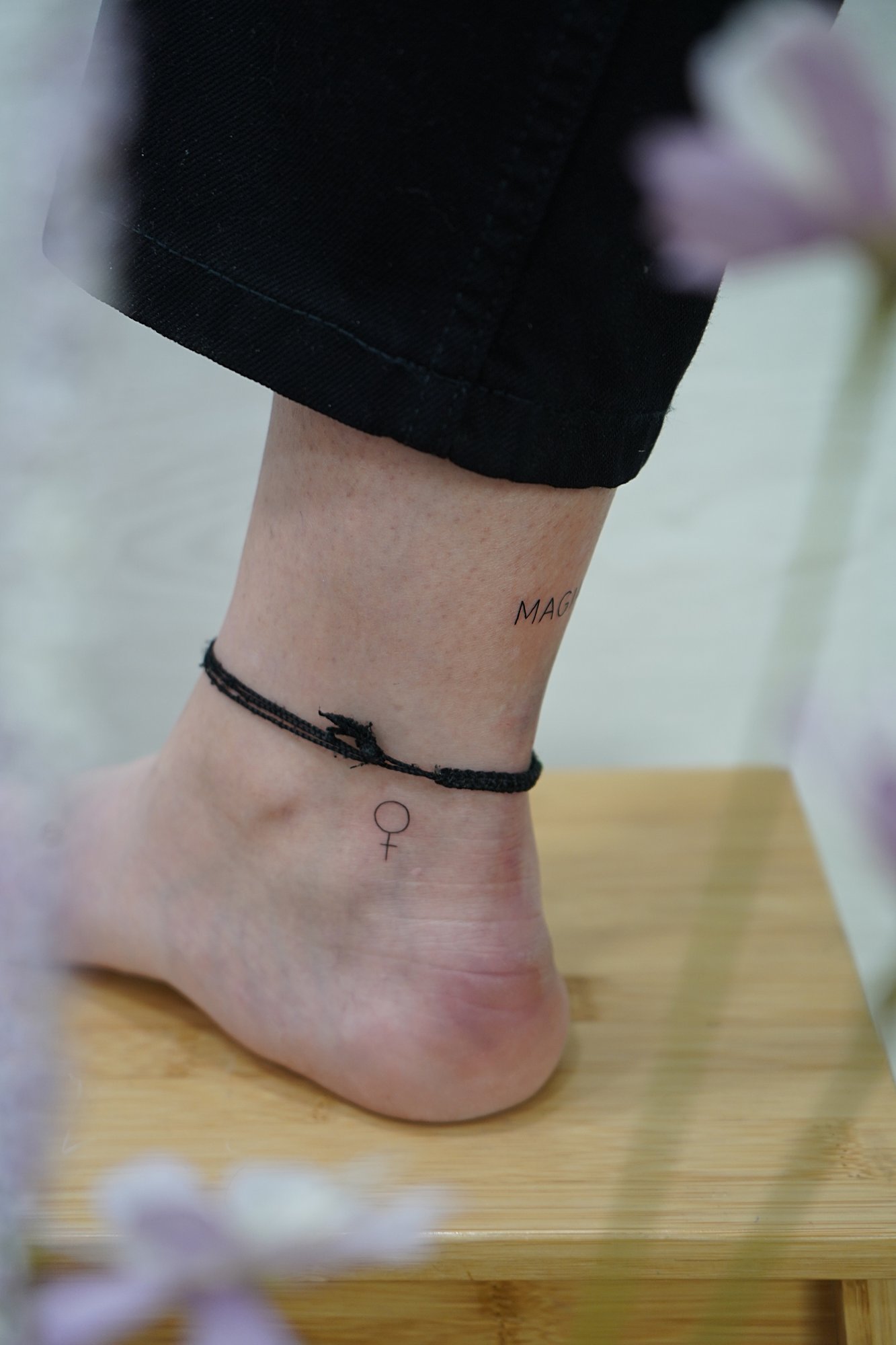 Tatuaje de simbolo mujer en zona desconocida, línea fina