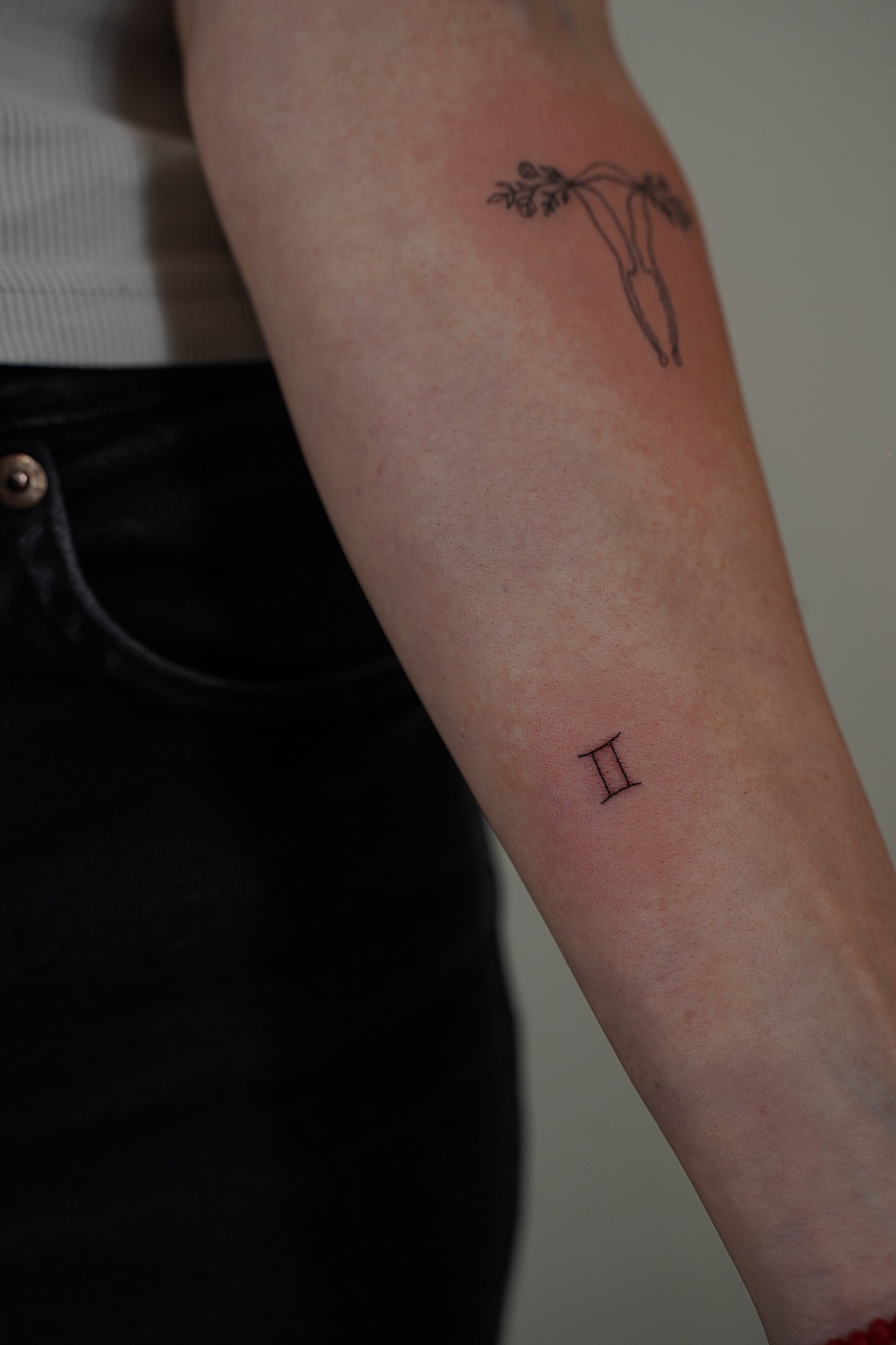 Tatuaje de simbolo mujer en zona desconocida, línea fina