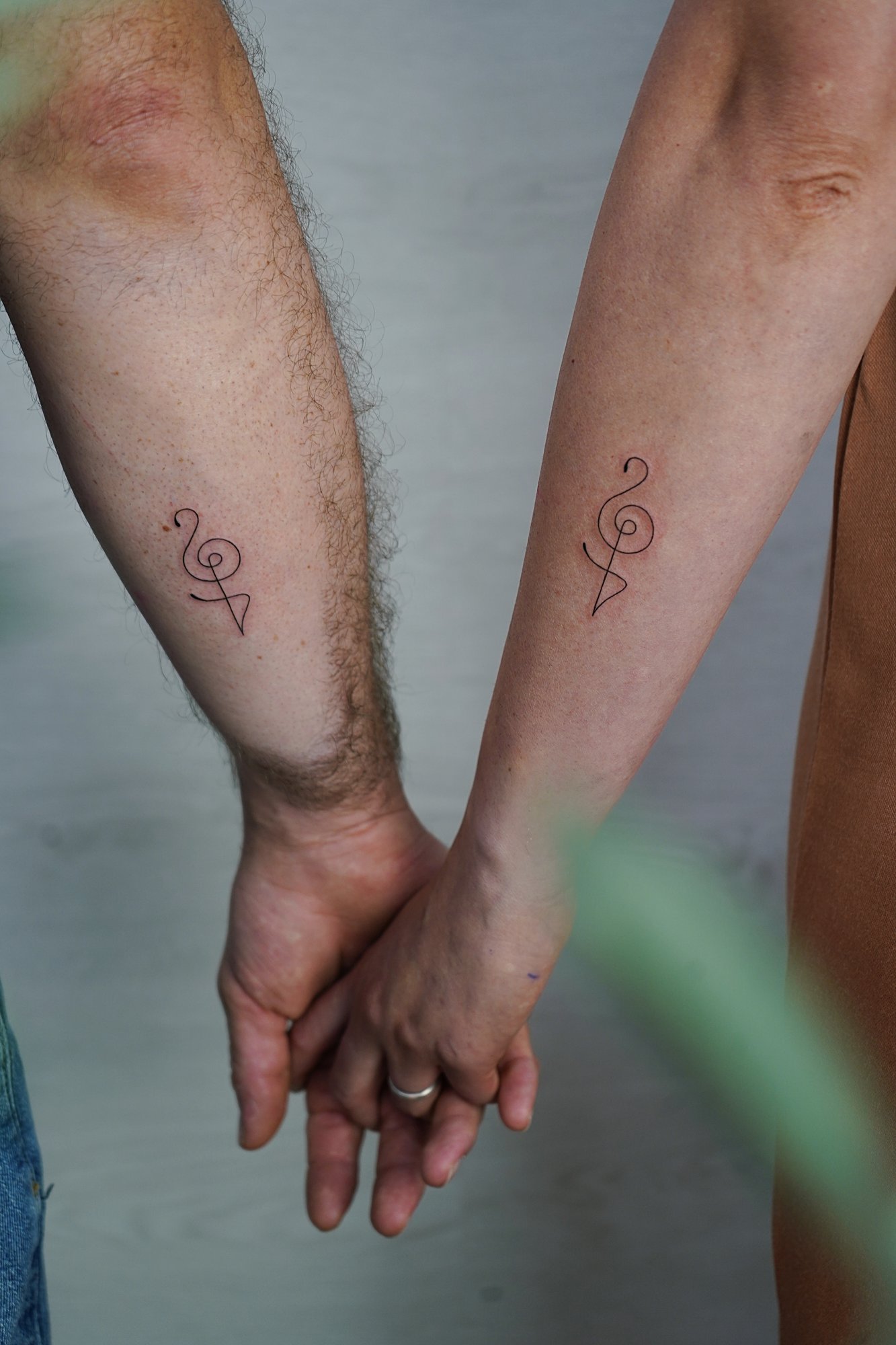 Tatuaje de simbolo en antebrazo, línea fina