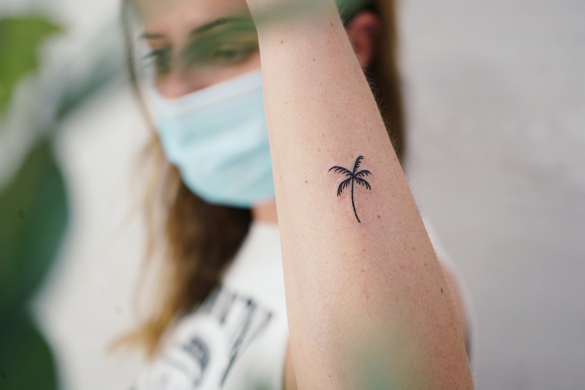 Tatuaje de simbolo en hombro, línea fina