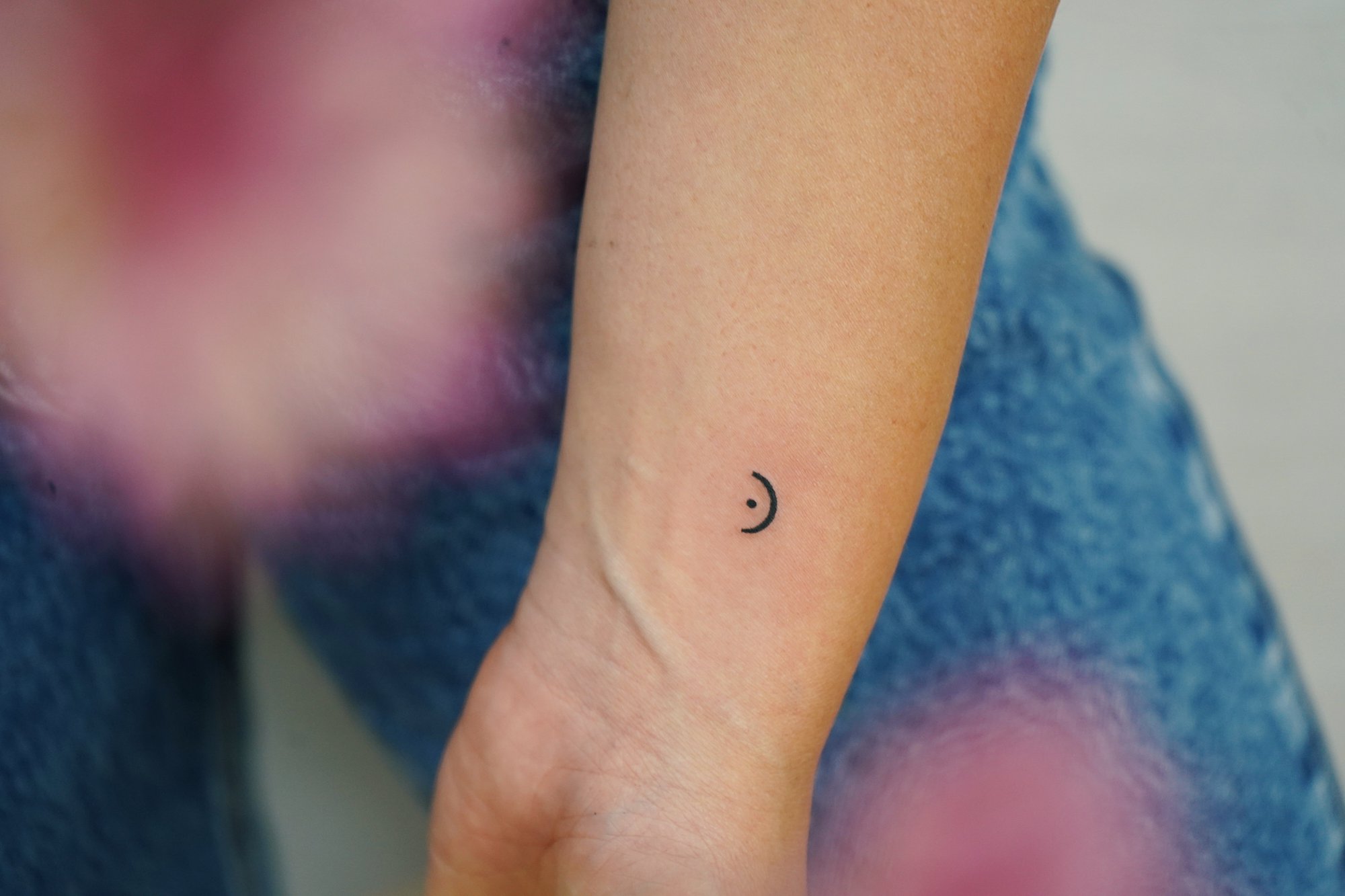Tatuaje de simbolo en muneca, línea fina