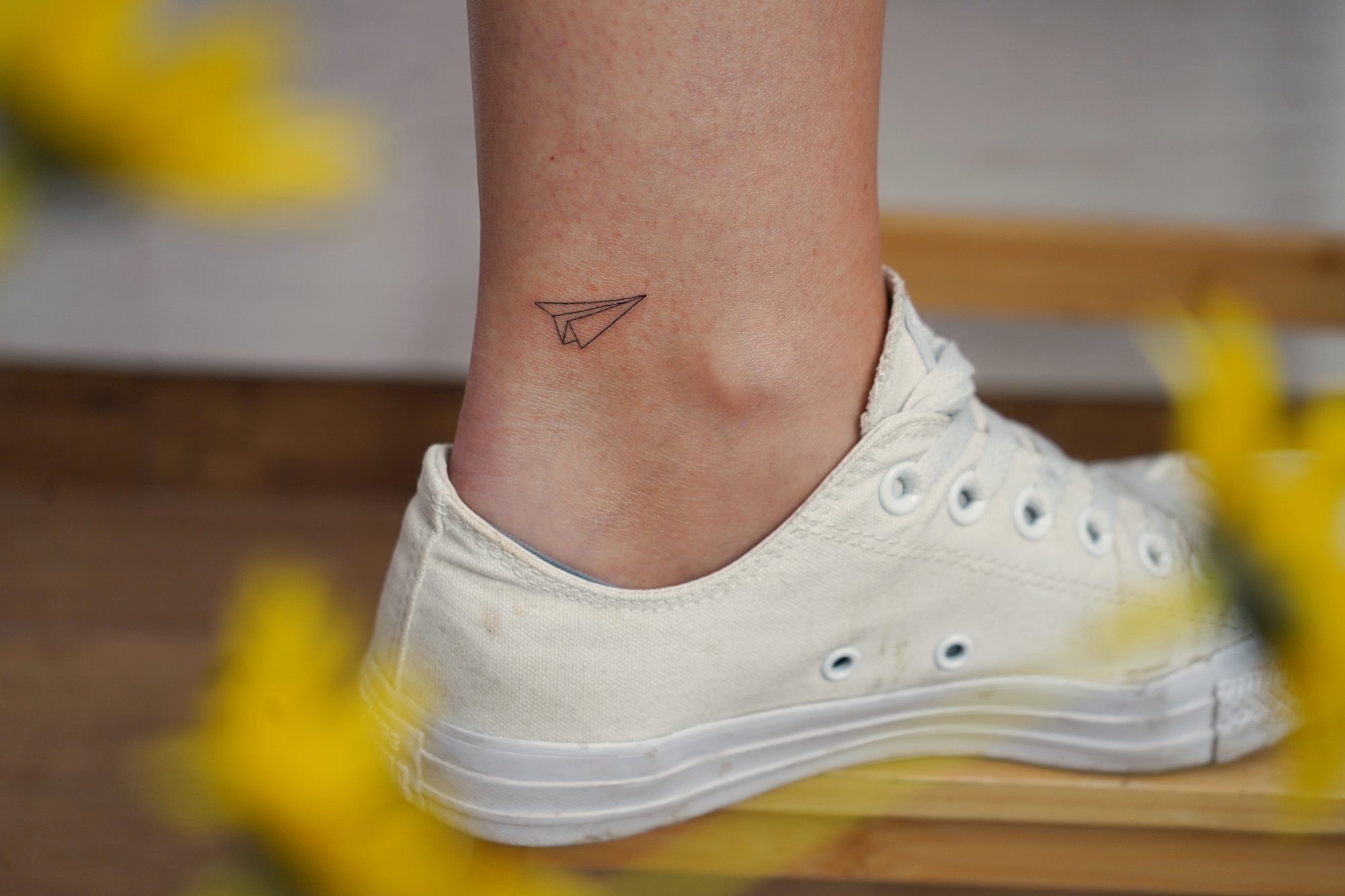 Tatuaje de simbolo en nuca, línea fina