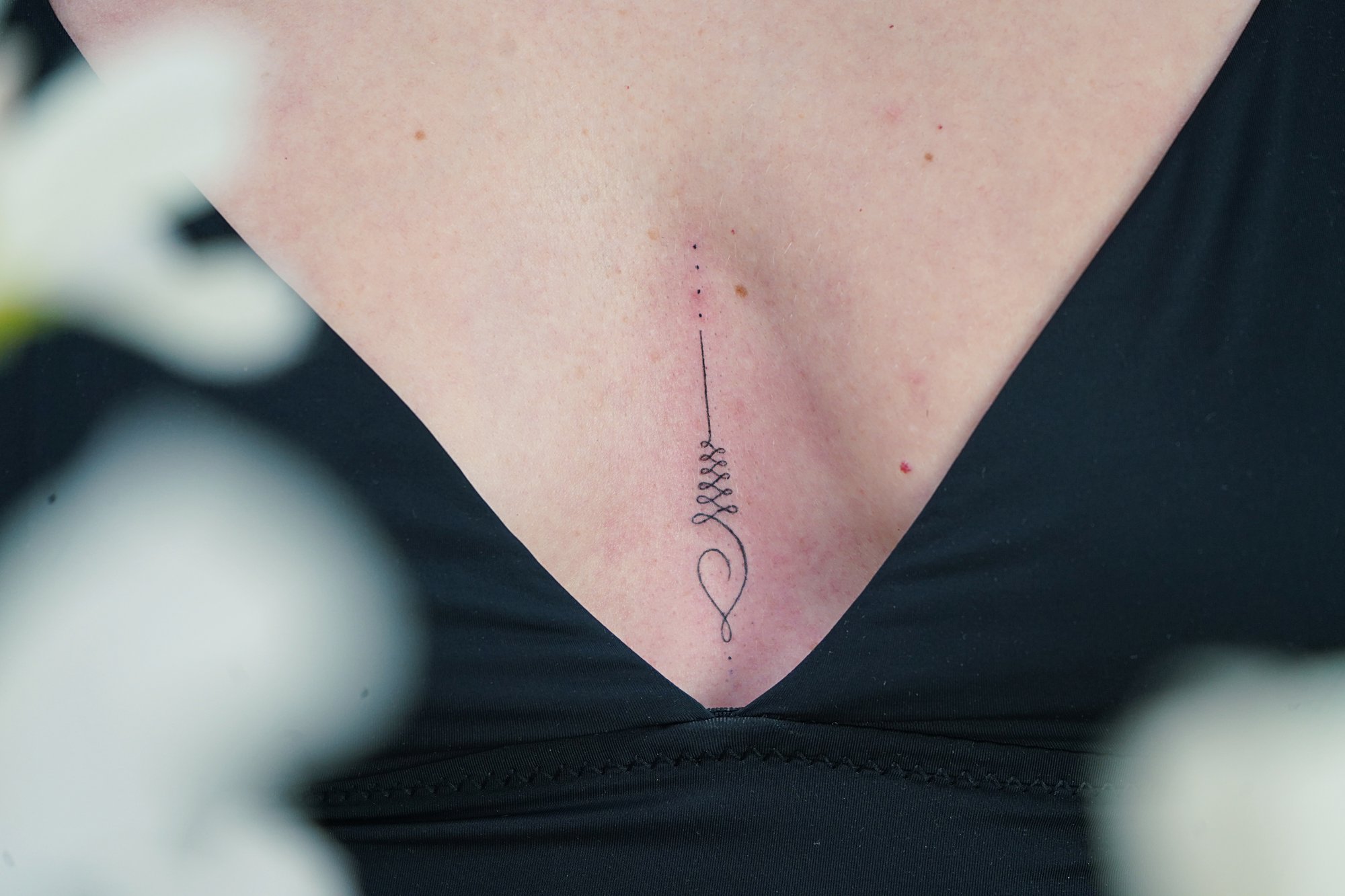 Tatuaje de simbolo en pecho, línea fina