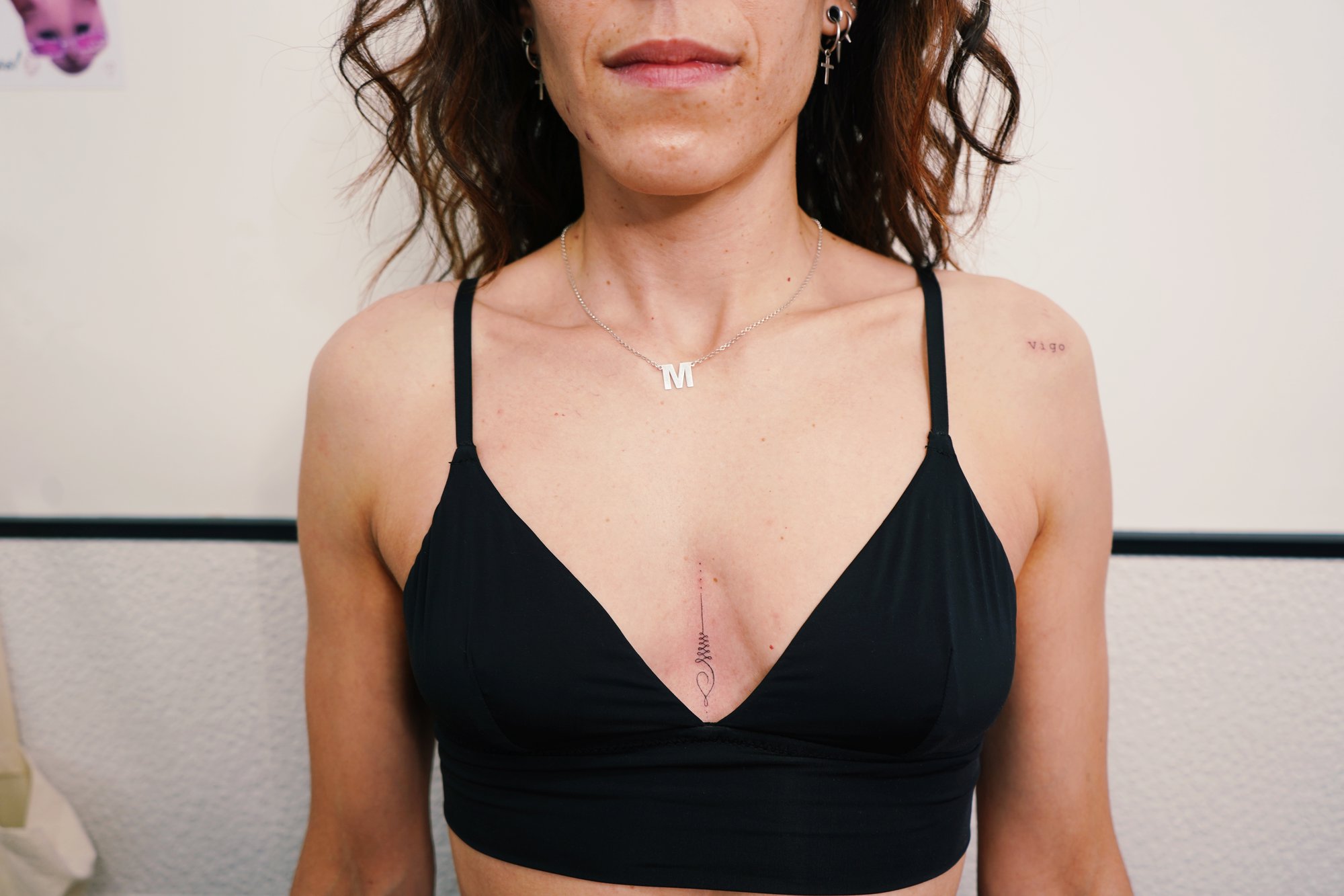 Tatuaje de simbolo en pecho, línea fina