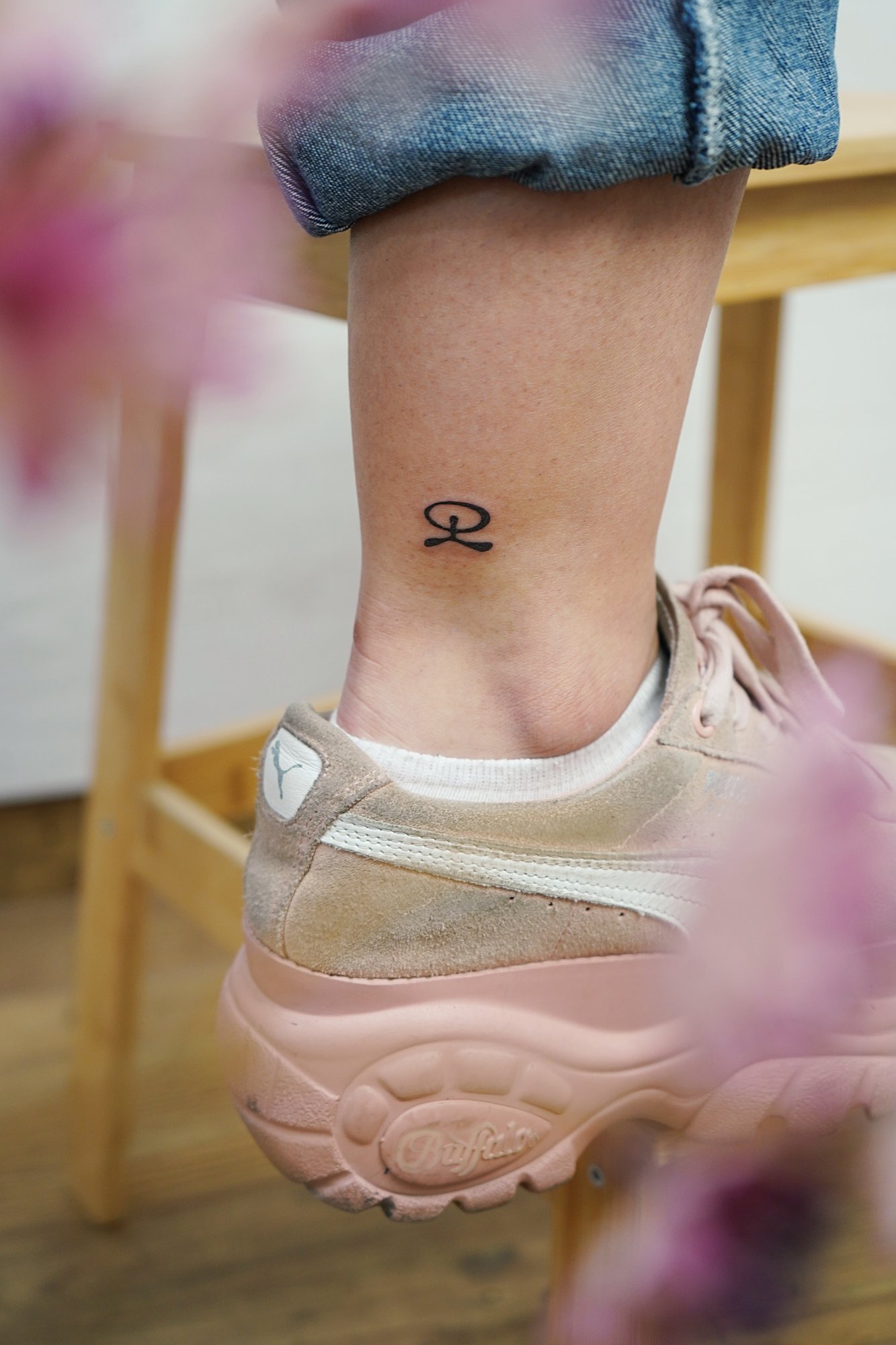 Tatuaje de simbolo en tobillo, línea fina