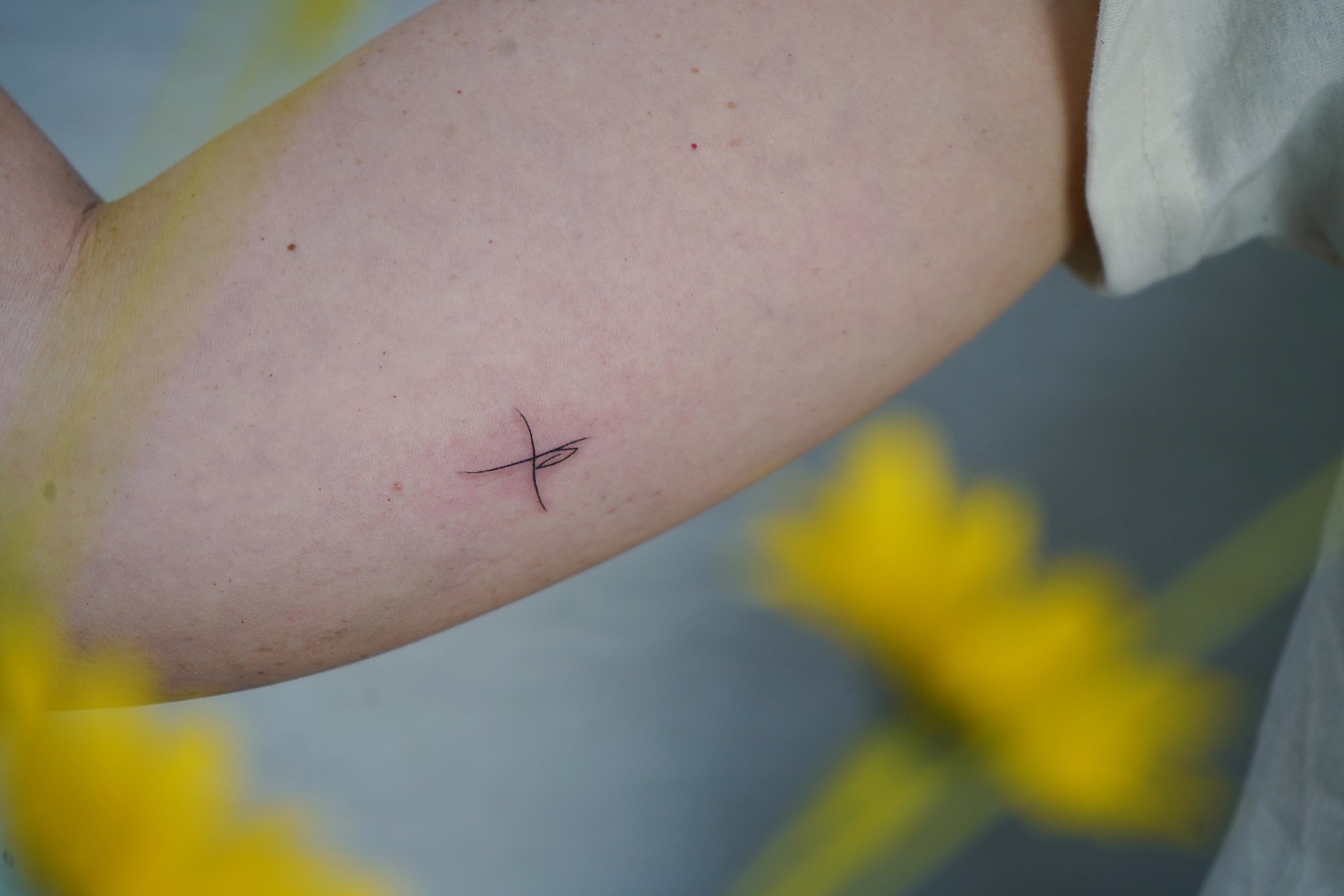 Tatuaje de simbolo en zona desconocida, línea fina