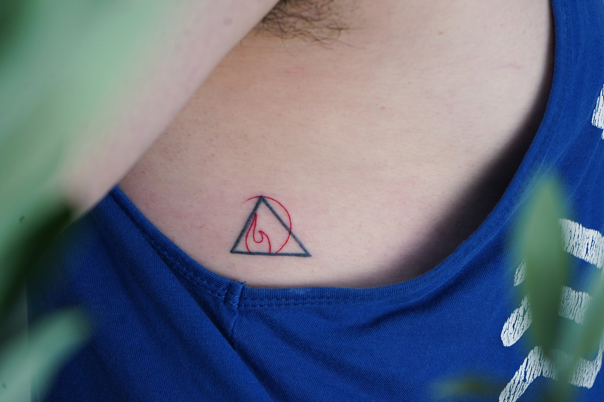 Tatuaje de simbolo en zona desconocida, línea fina