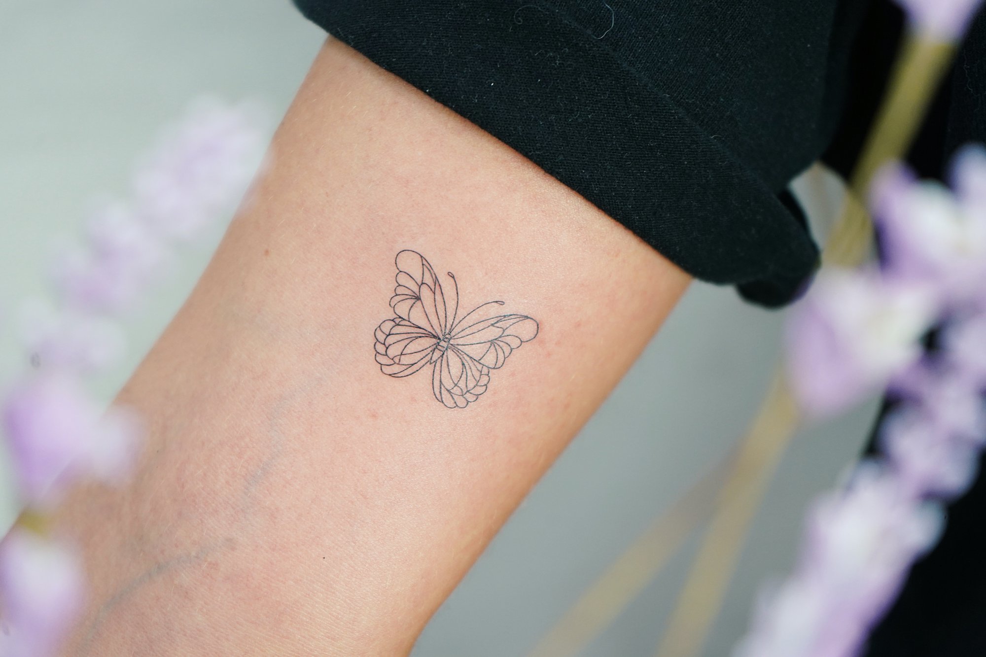 Tatuaje de simbolo en zona desconocida, línea fina