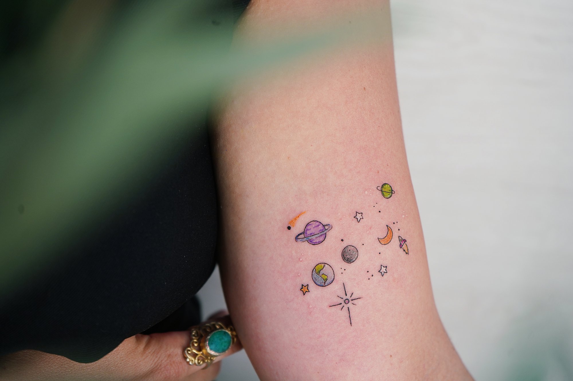 Tatuaje de simbolo en zona desconocida, línea fina