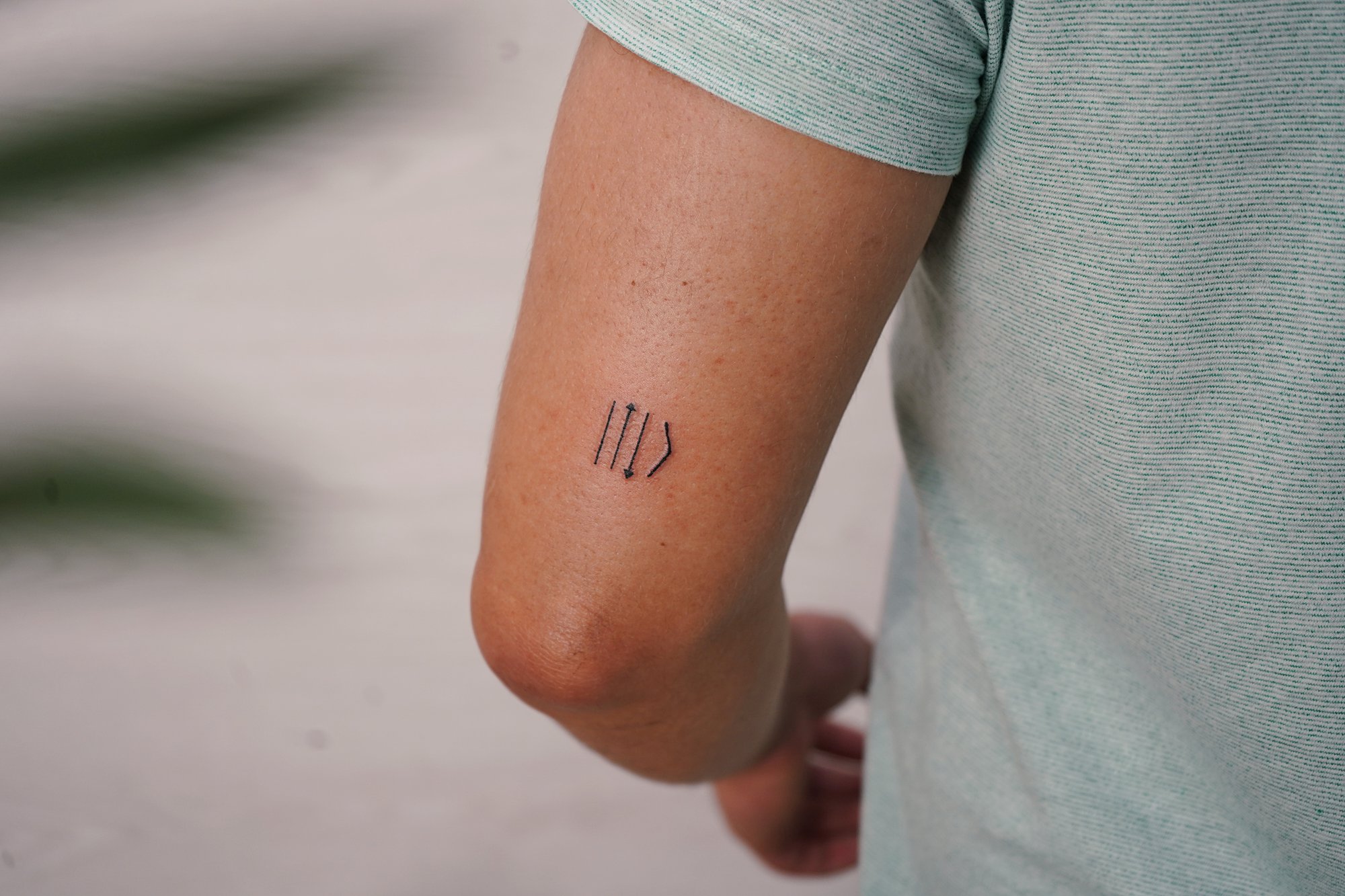 Tatuaje de simbolo en zona desconocida, línea fina