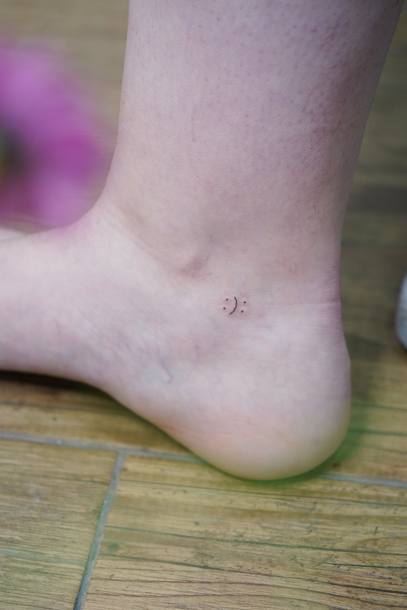 Tatuaje de simbolo en zona desconocida, línea fina