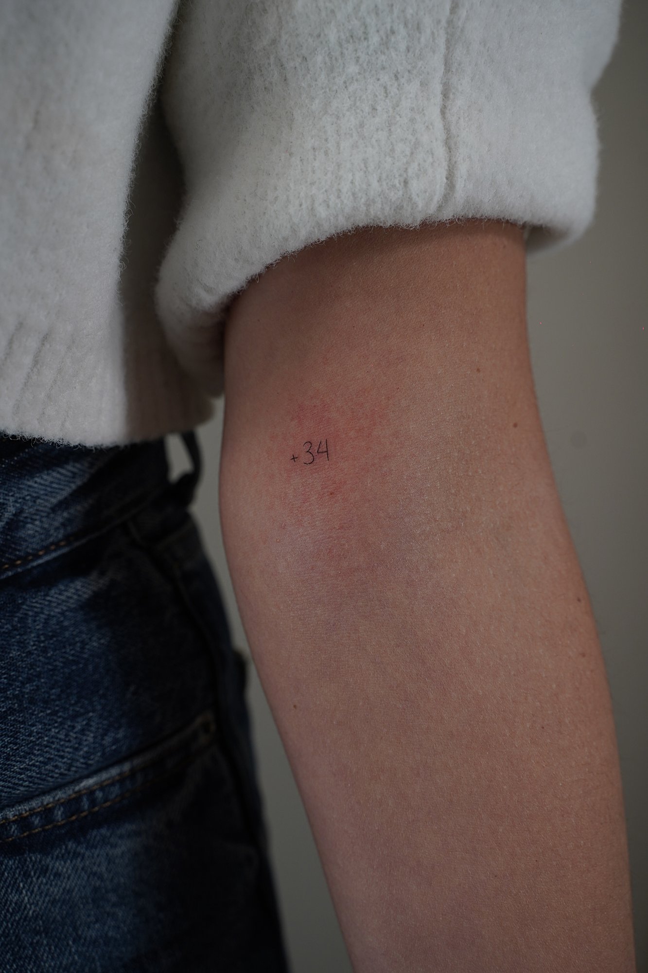 Tatuaje de simbolo en zona desconocida, línea fina