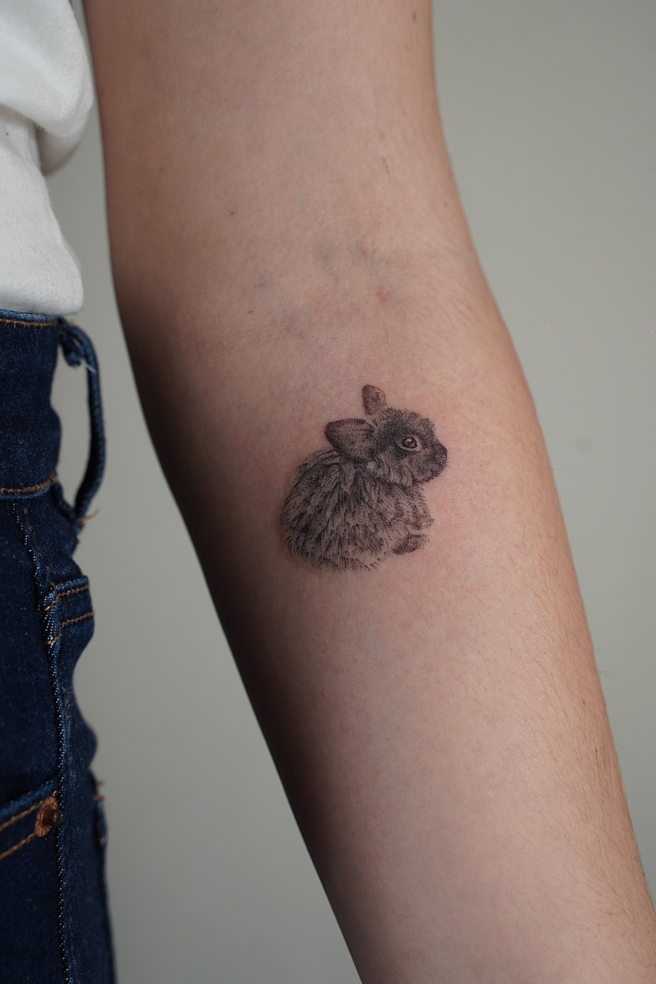 Tatuaje de simbolo en zona desconocida, línea fina