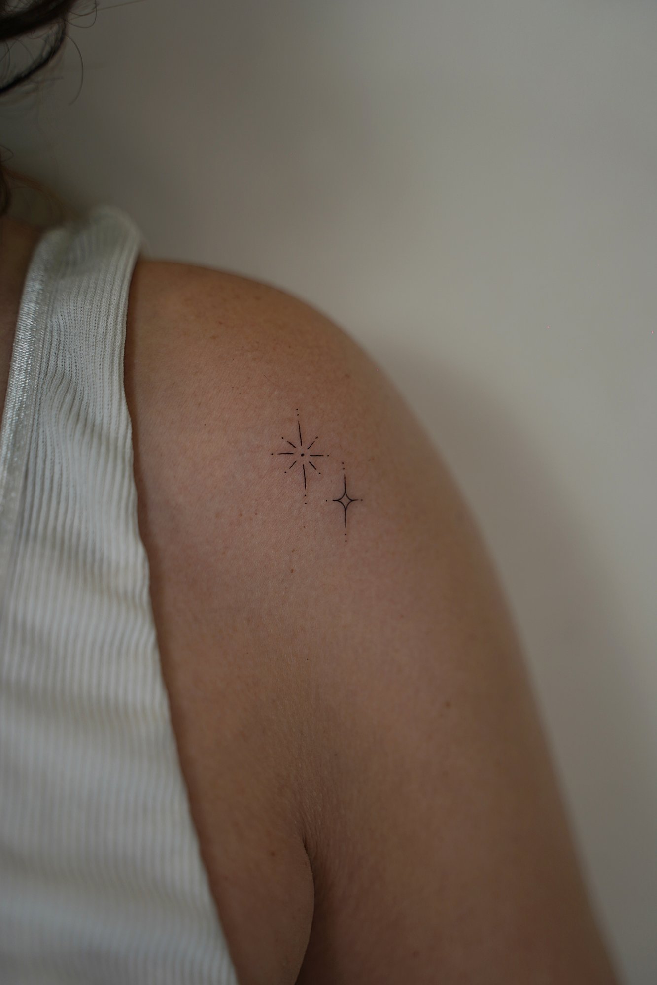 Tatuaje de simbolo en zona desconocida, línea fina