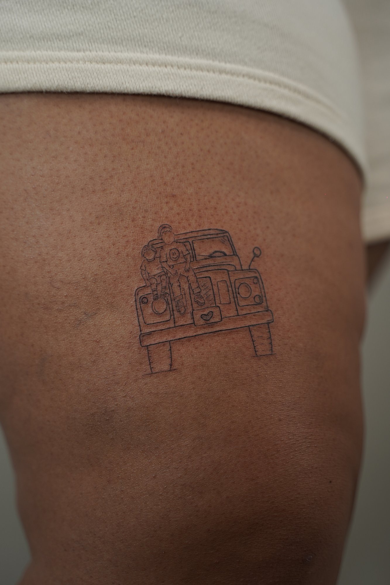 Tatuaje de simbolos en zona desconocida, línea fina