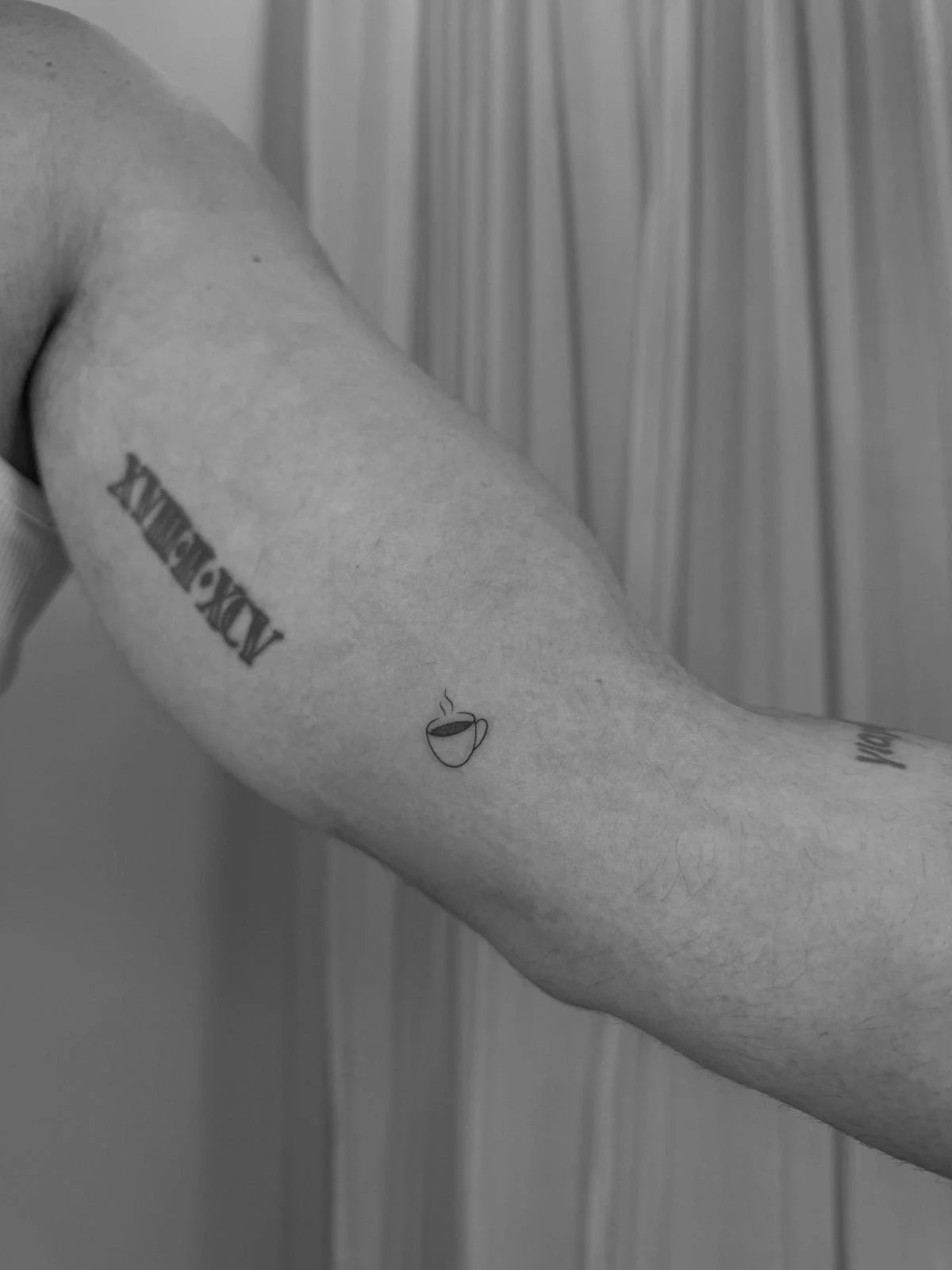 Tatuaje abstracto-simbolos taza cafe minimalista antebrazo