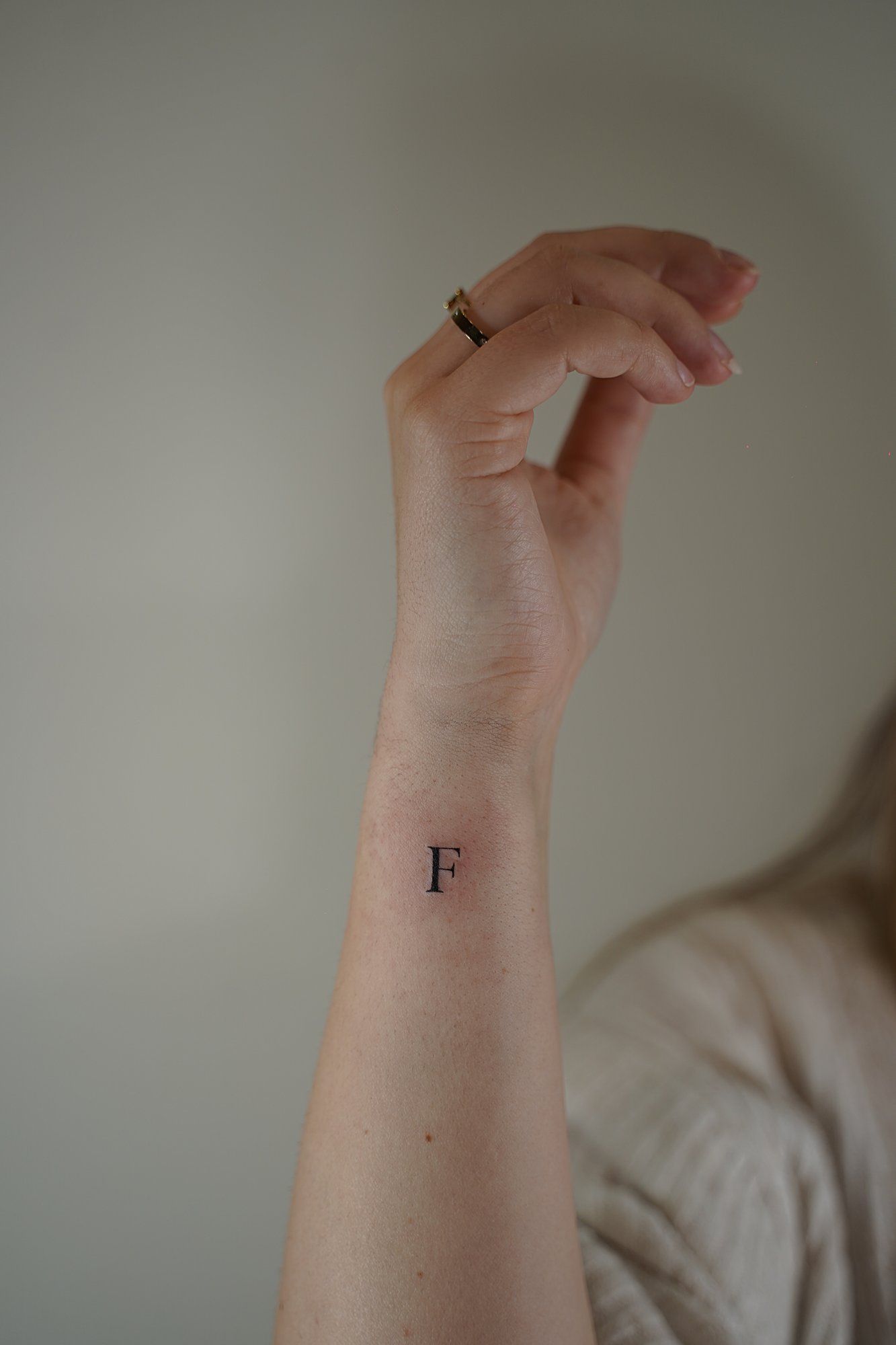 Tatuaje de taza cafe mujer en hombro, línea fina