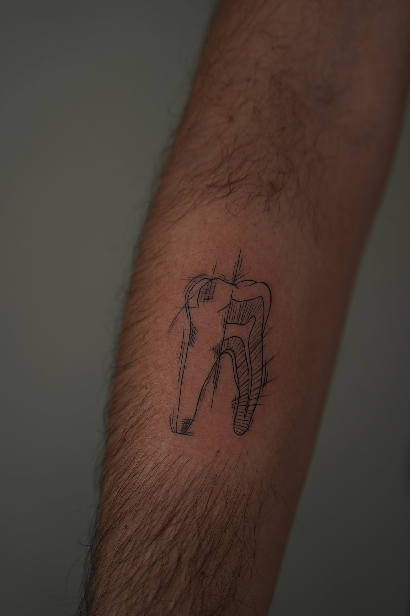 Tatuaje de tocadiscos en zona desconocida, línea fina