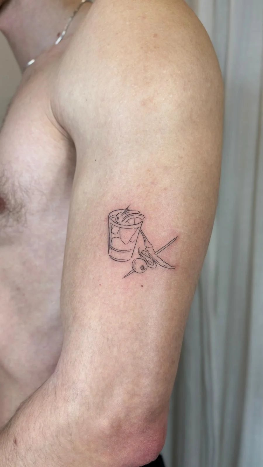 Tatuaje abstracto-simbolos vaso con cereza antebrazo
