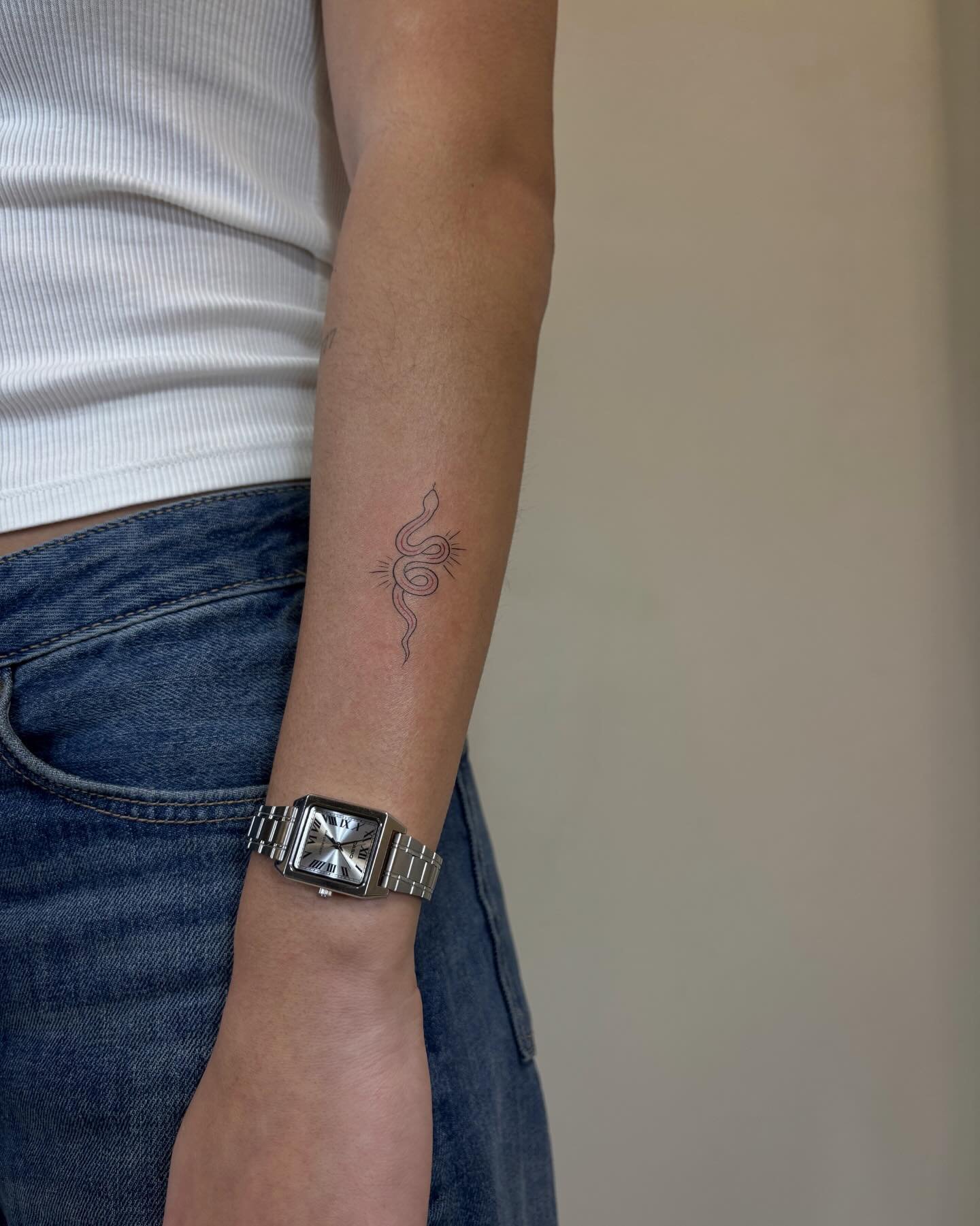Tatuaje de animal en antebrazo, línea fina Sinkply Madrid