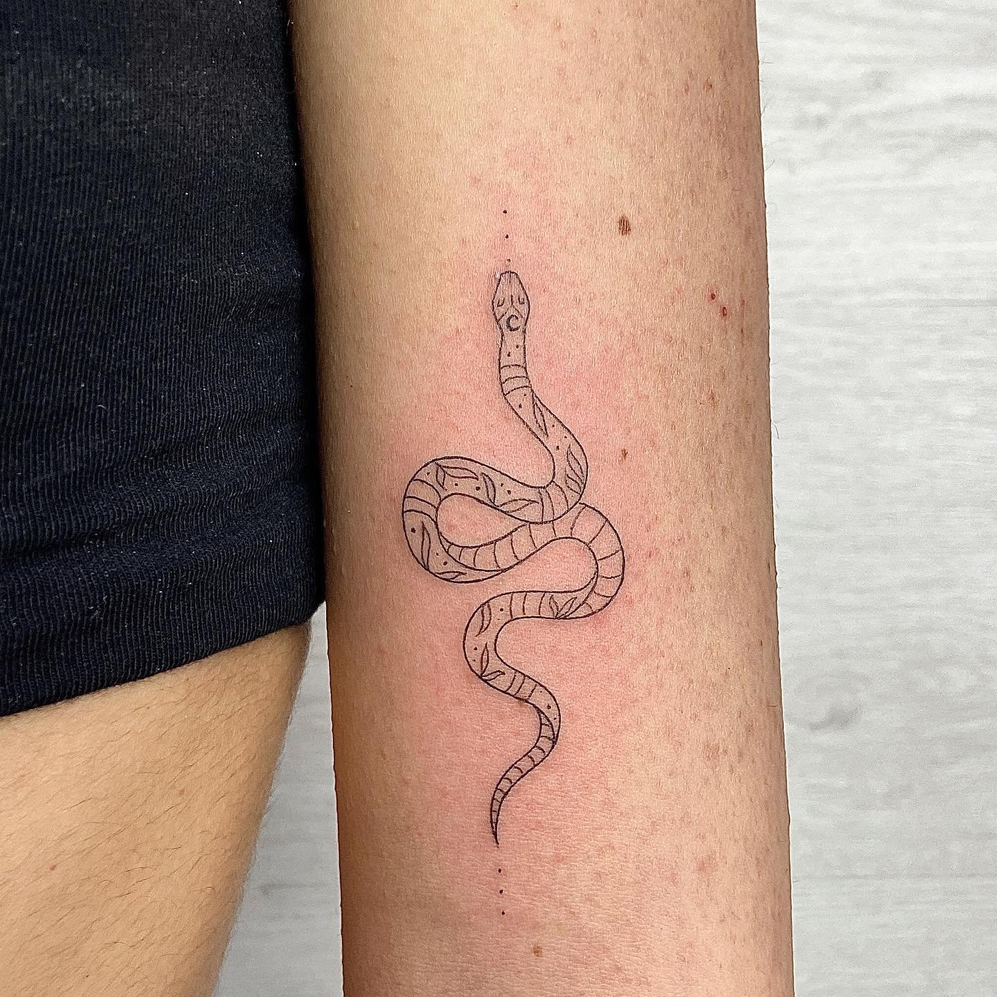 Tatuaje de animal en antebrazo, línea fina Sinkply Madrid