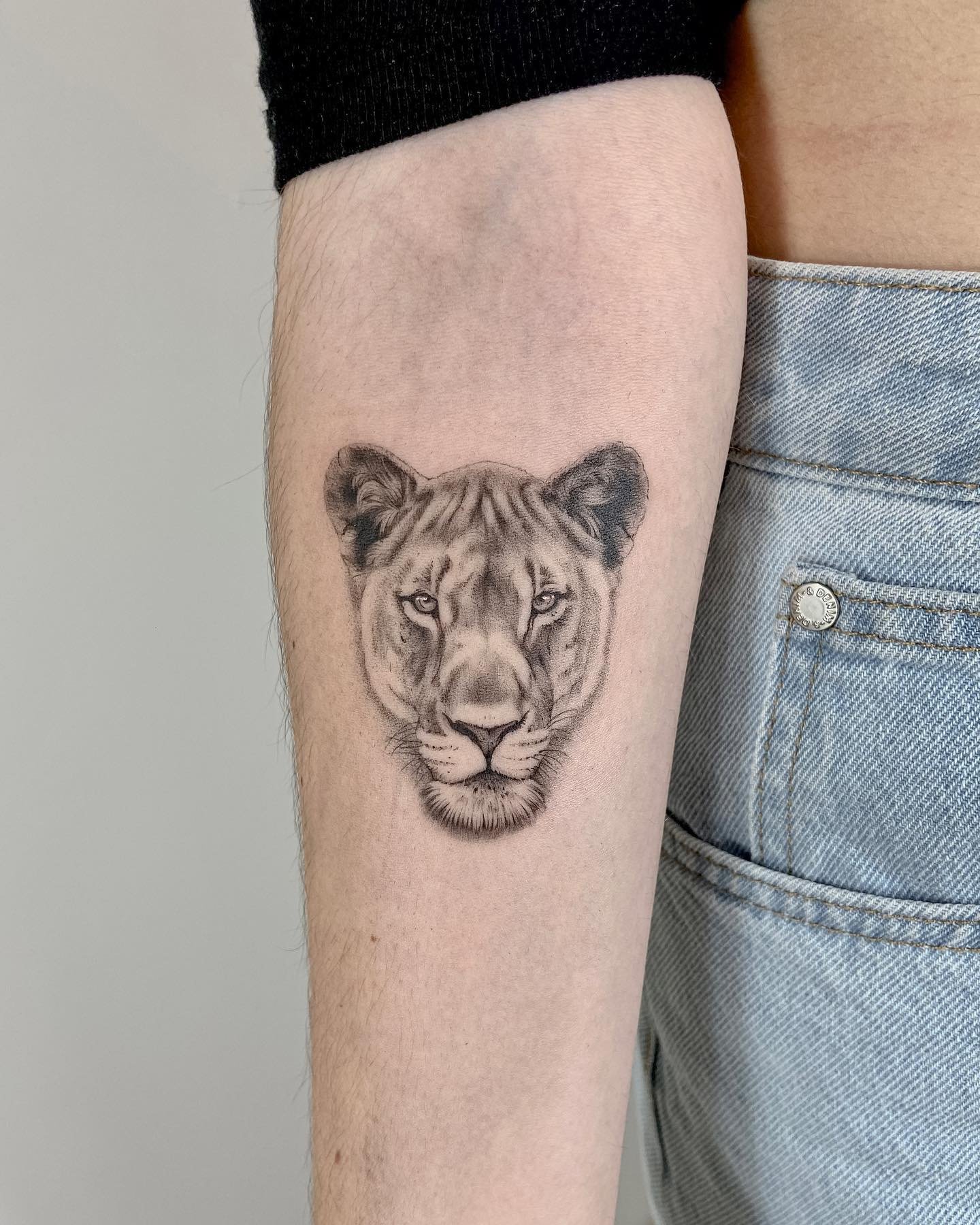 Tatuaje de animal en antebrazo, línea fina Sinkply Madrid