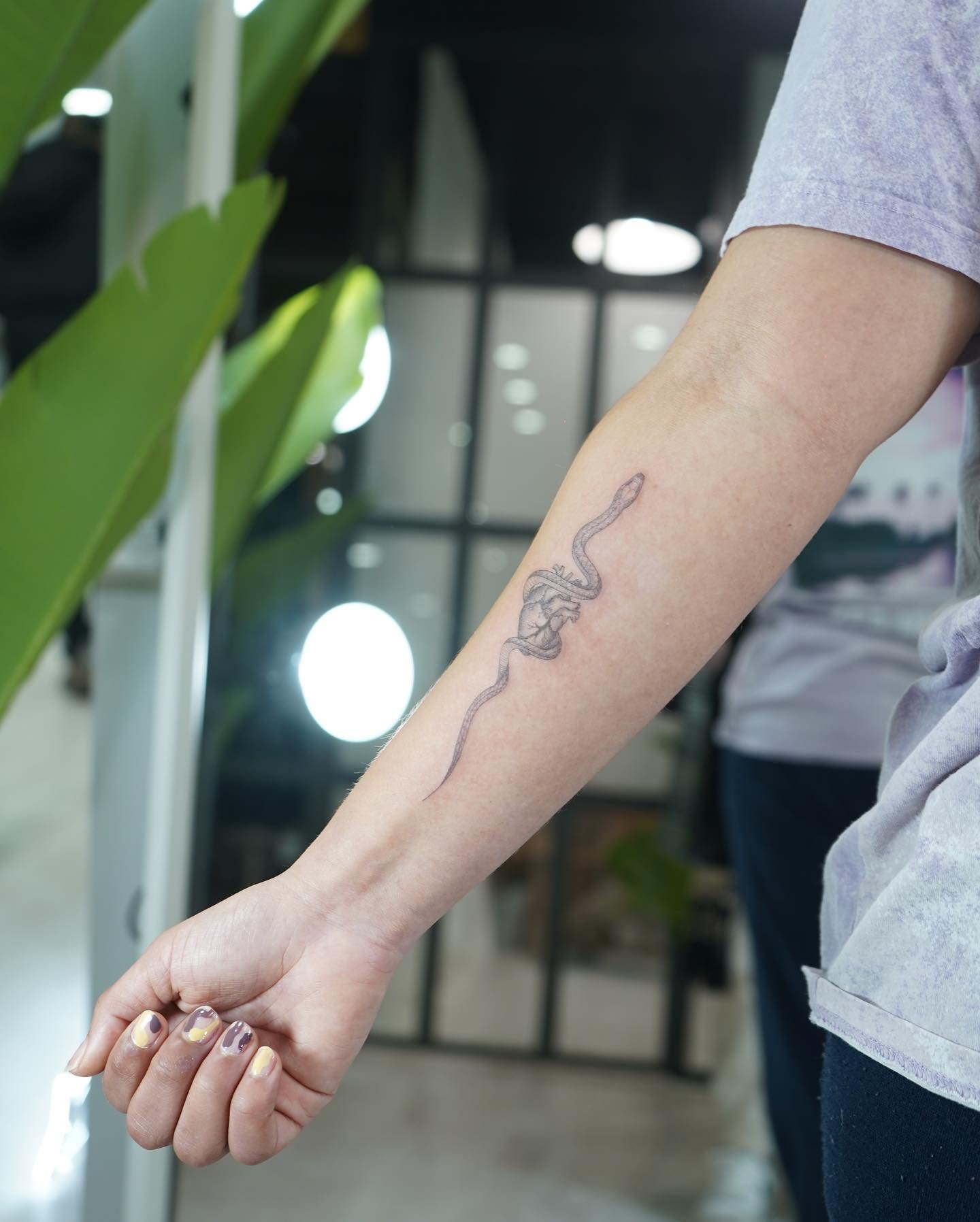 Tatuaje de animal en antebrazo, línea fina Sinkply Madrid