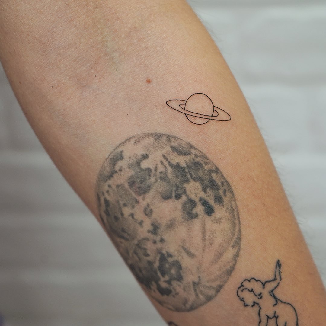 Tatuaje de animal en antebrazo, línea fina Sinkply Madrid