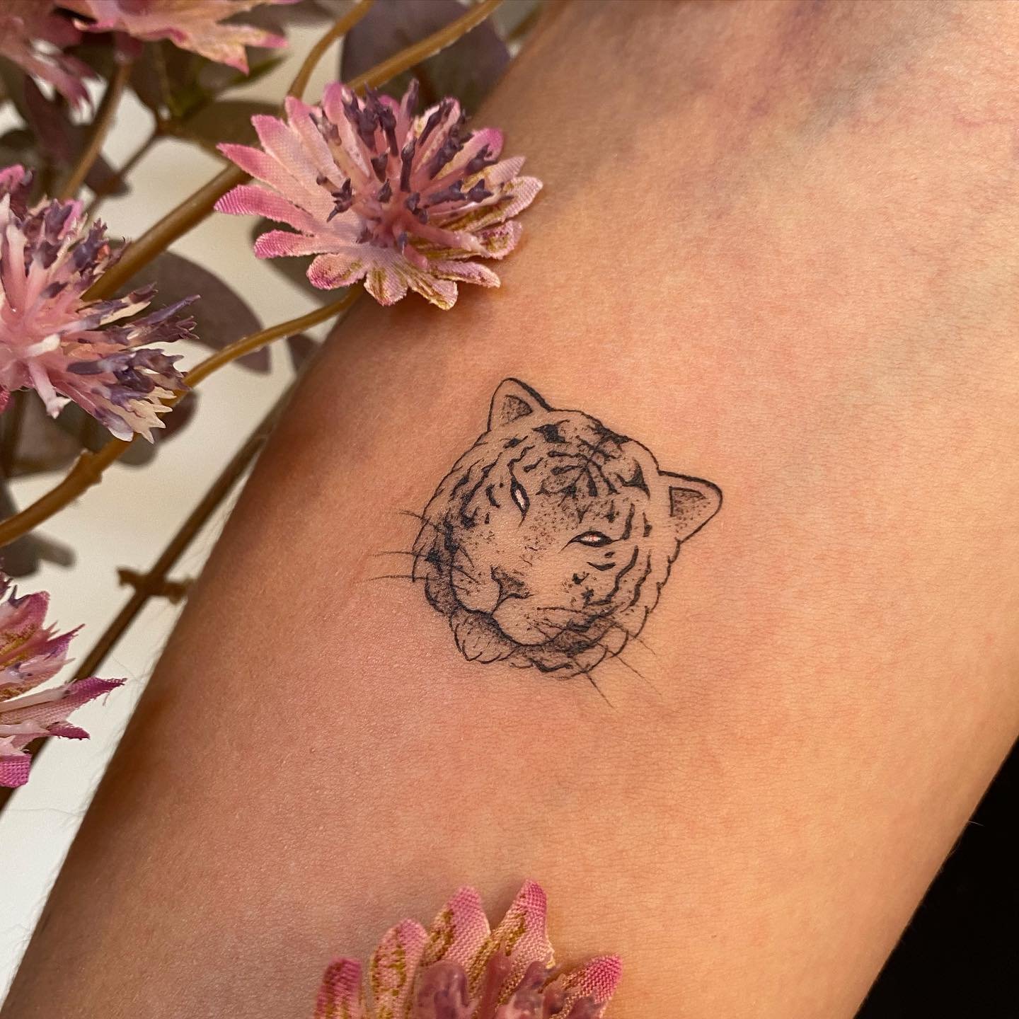 Tatuaje de animal en antebrazo, línea fina Sinkply Madrid