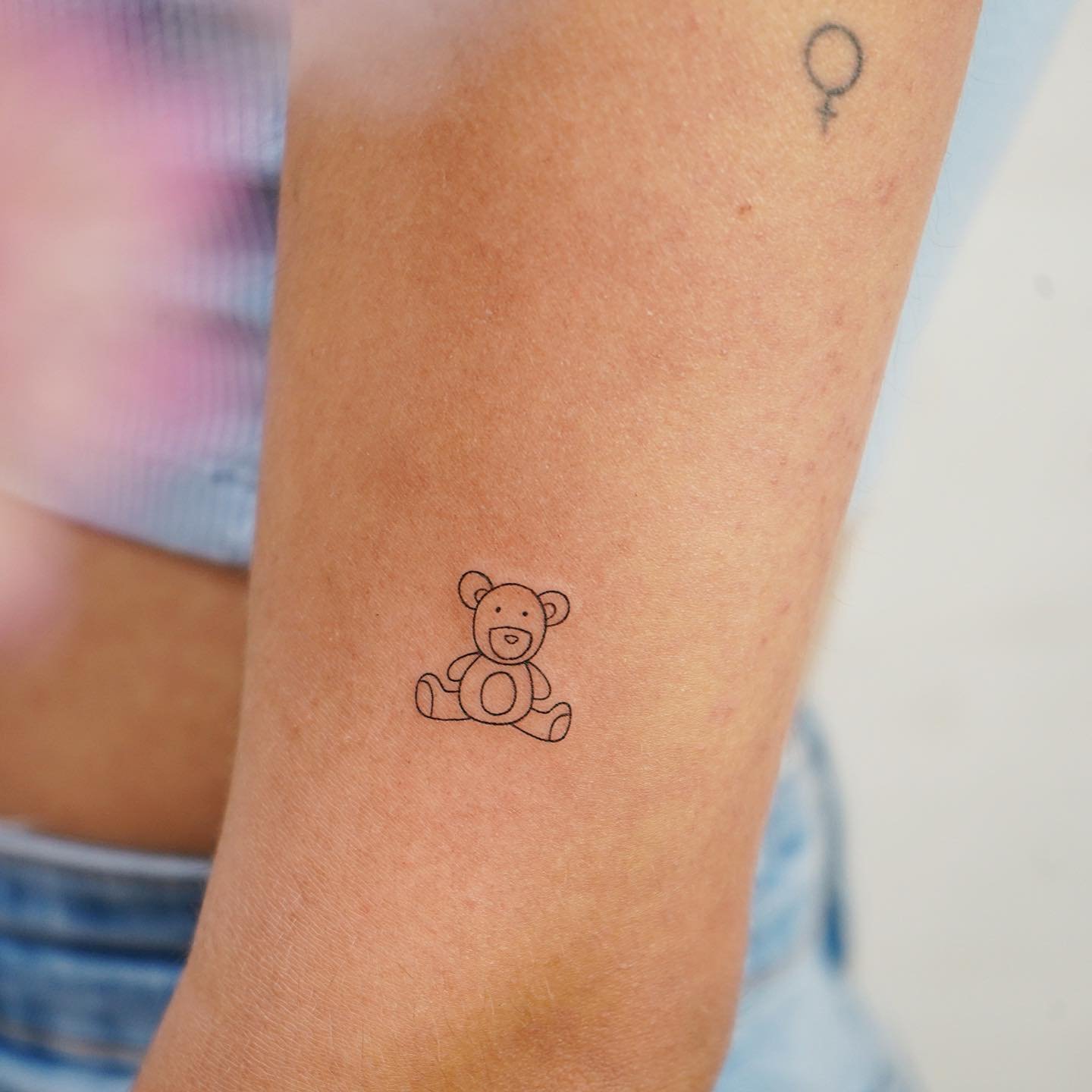 Tatuaje de animal en antebrazo, línea fina Sinkply Madrid