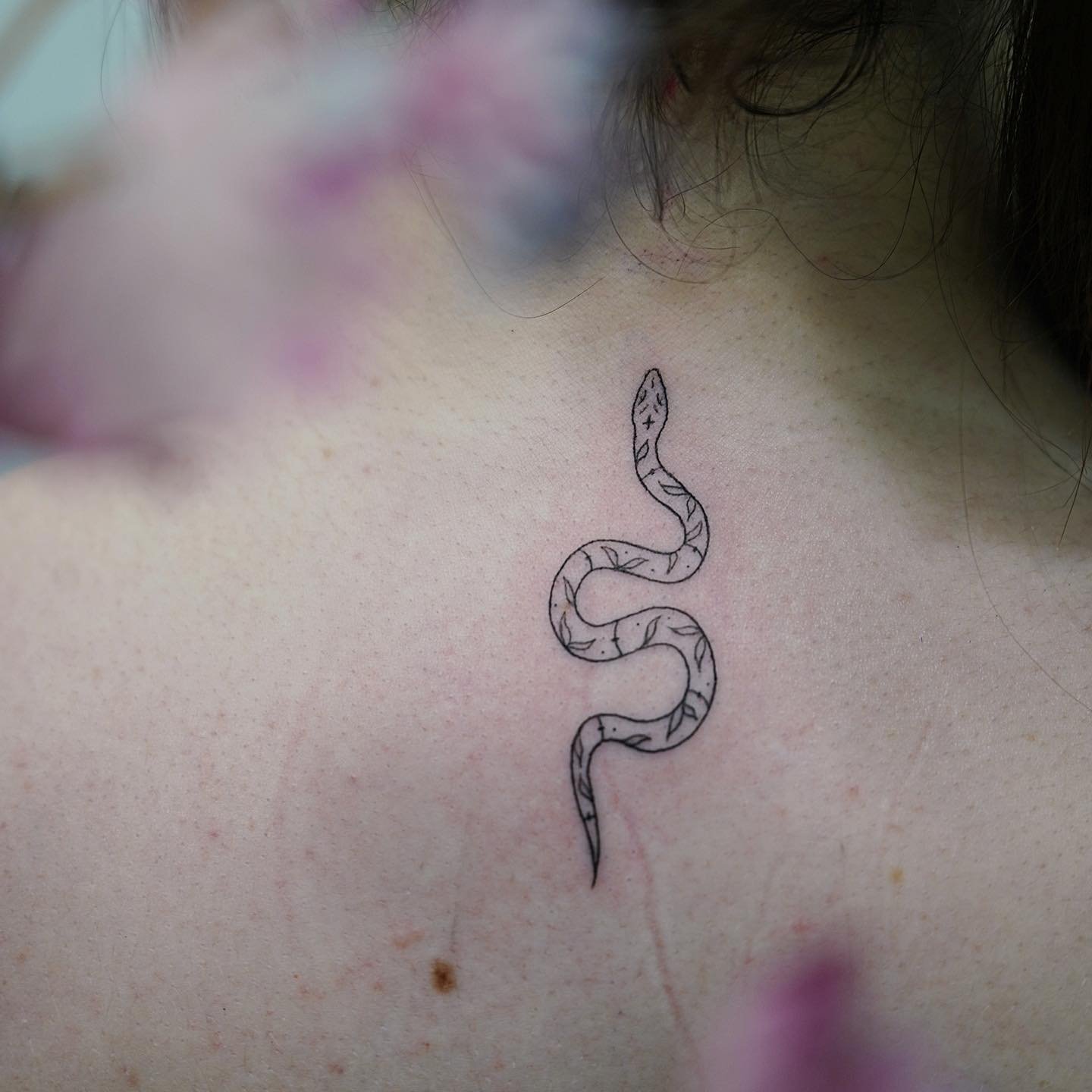 Tatuaje de animal en clavicula, línea fina Sinkply Madrid