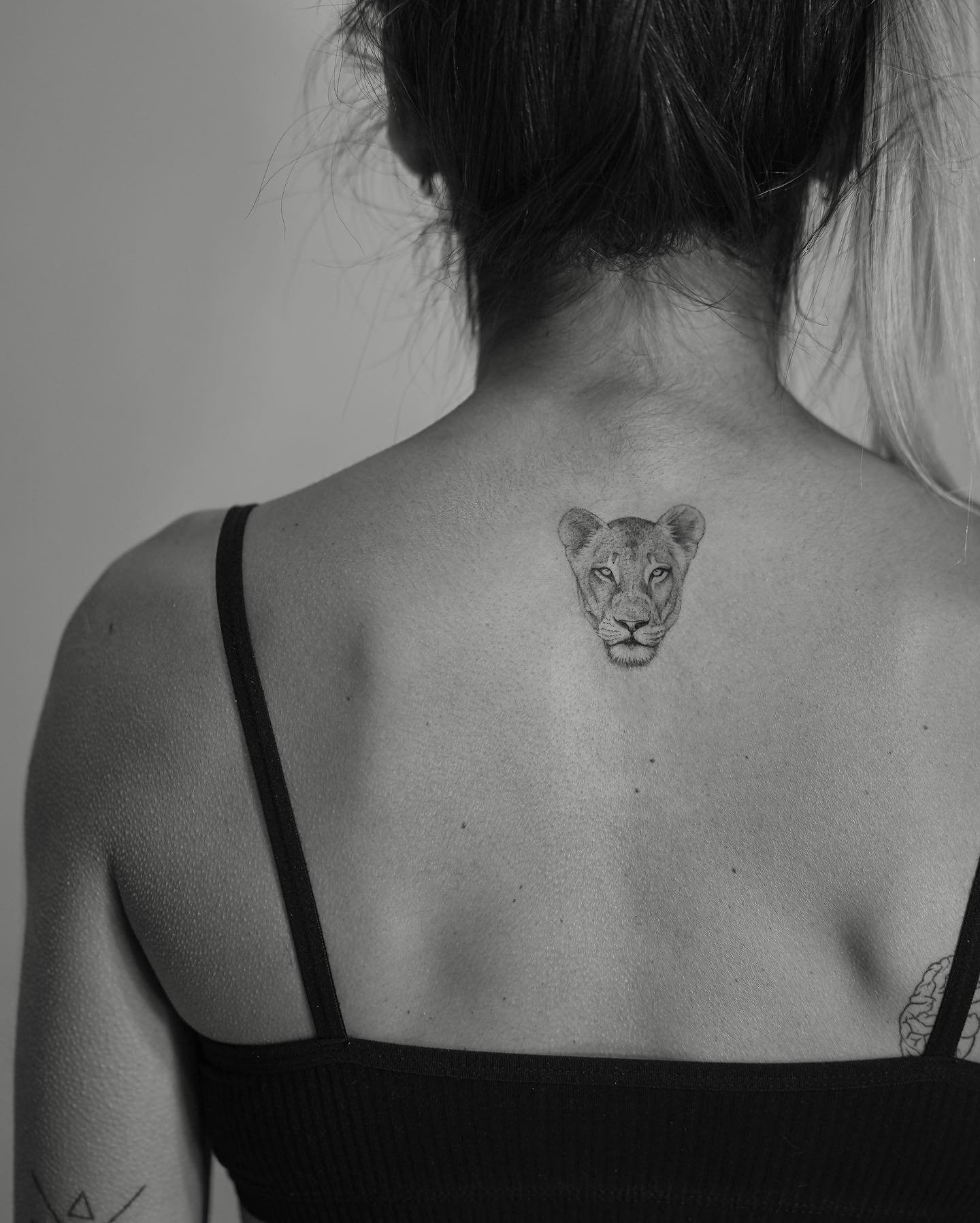 Tatuaje de animal en costilla, línea fina Sinkply Madrid