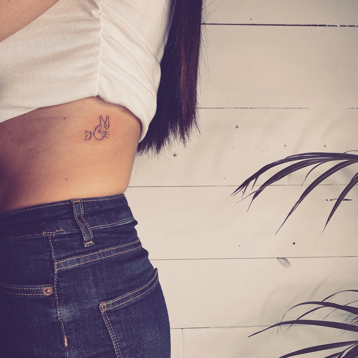 Tatuaje de animal en costilla, línea fina Sinkply Madrid