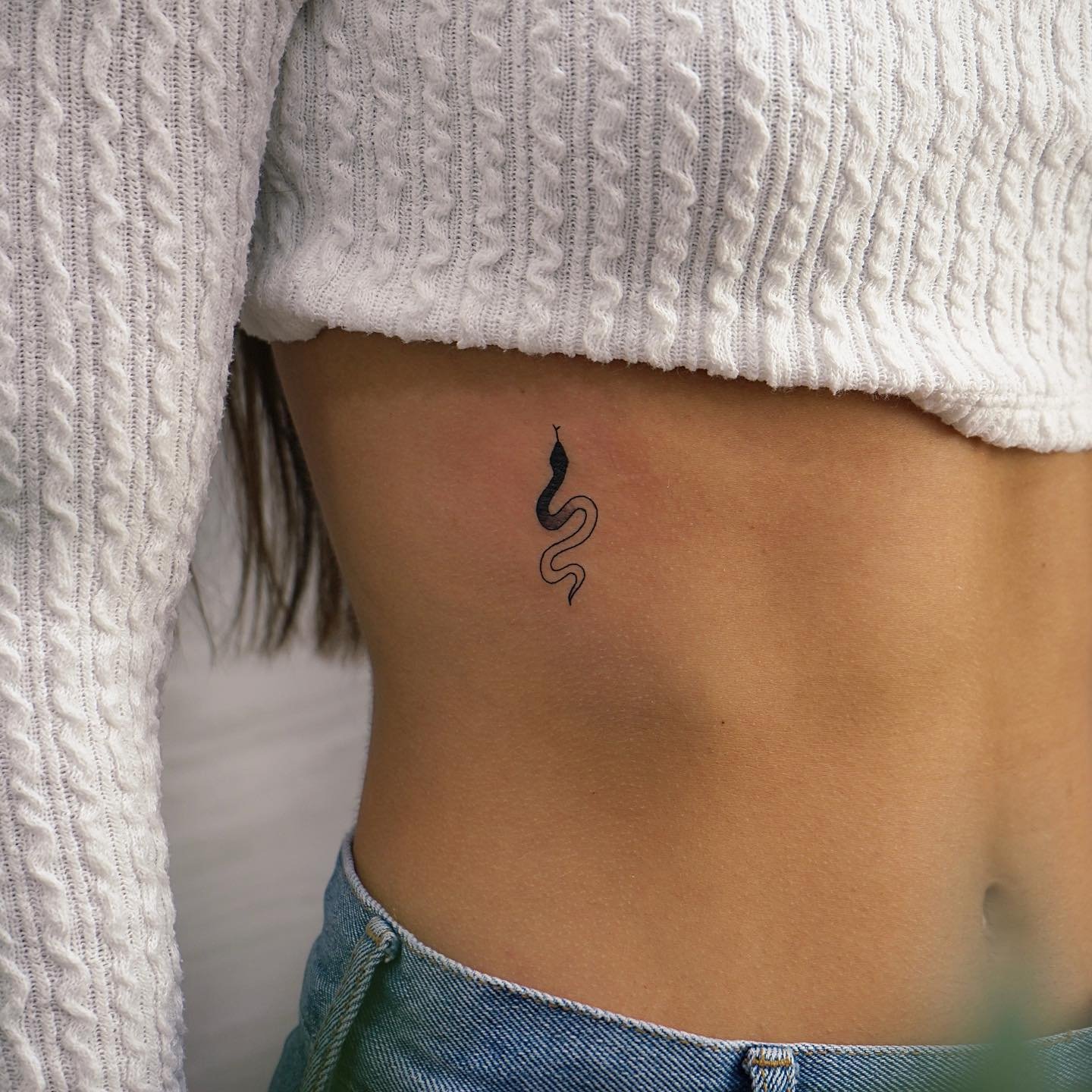 Tatuaje de animal en costilla, línea fina Sinkply Madrid