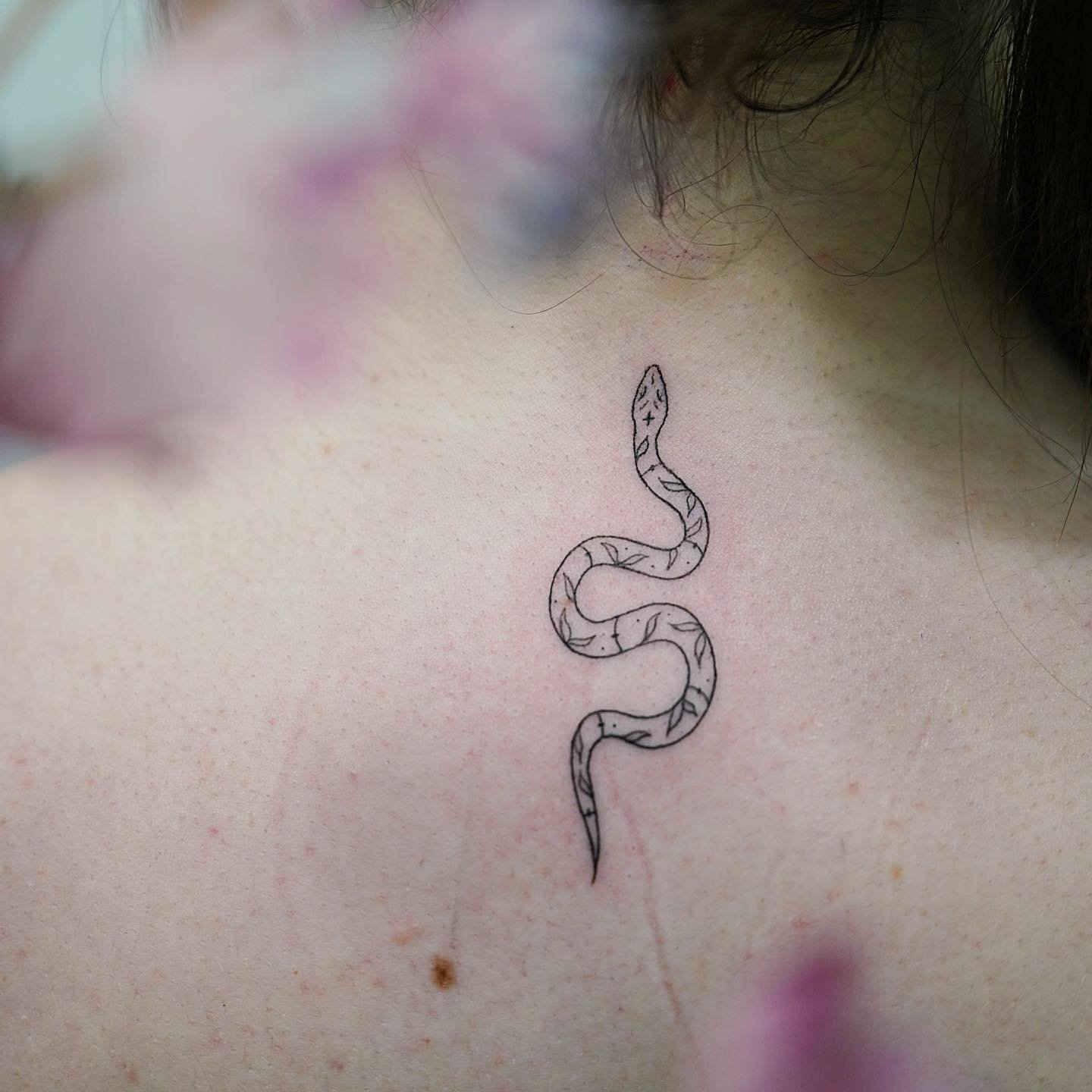 Tatuaje de animal en cuello, línea fina Sinkply Madrid
