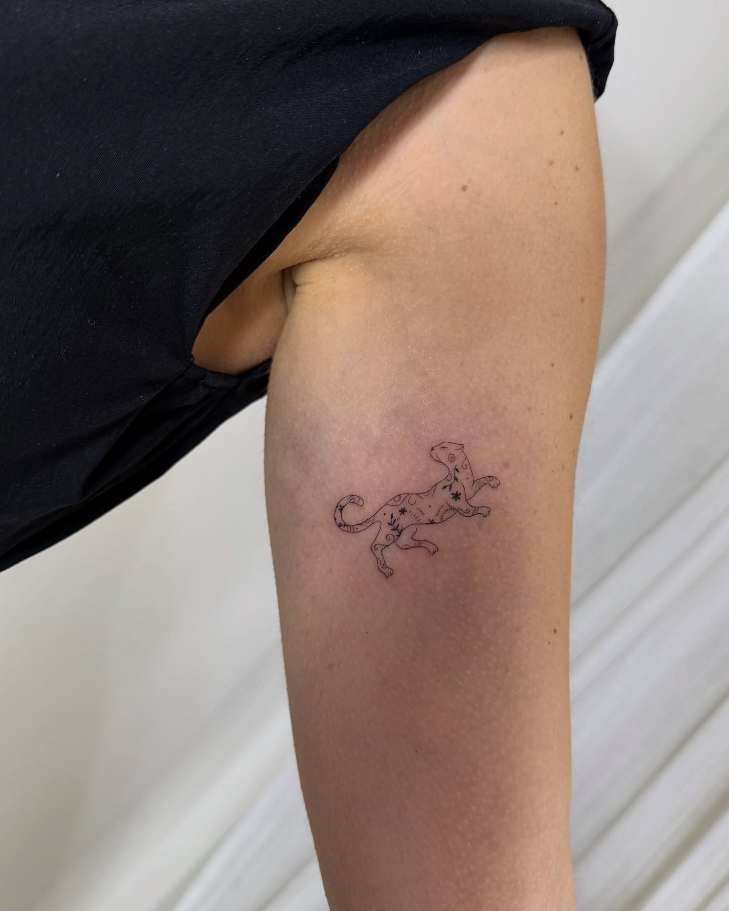 Tatuaje de animal en muslo, línea fina Sinkply Madrid