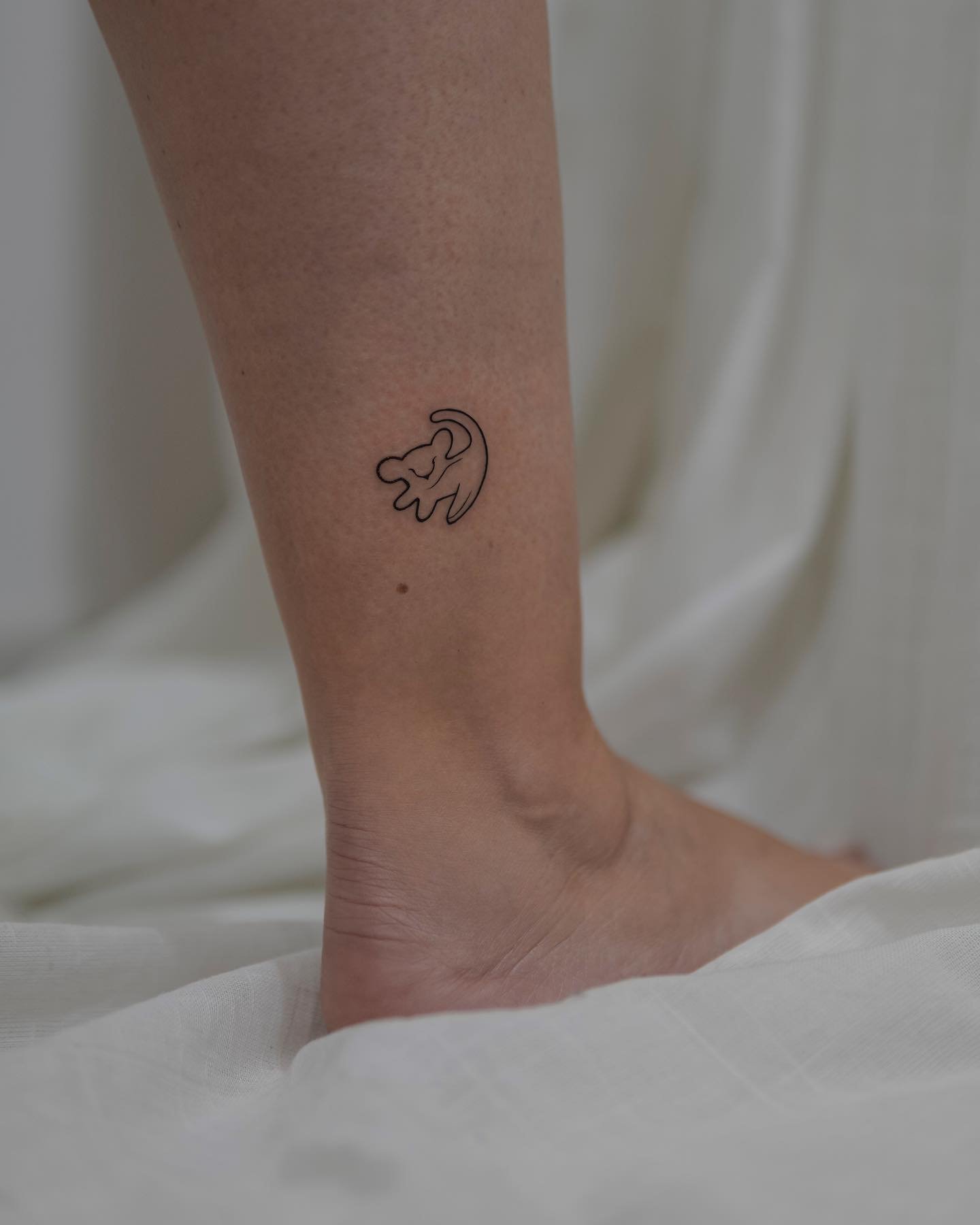 Tatuaje de animal en tobillo, línea fina Sinkply Madrid