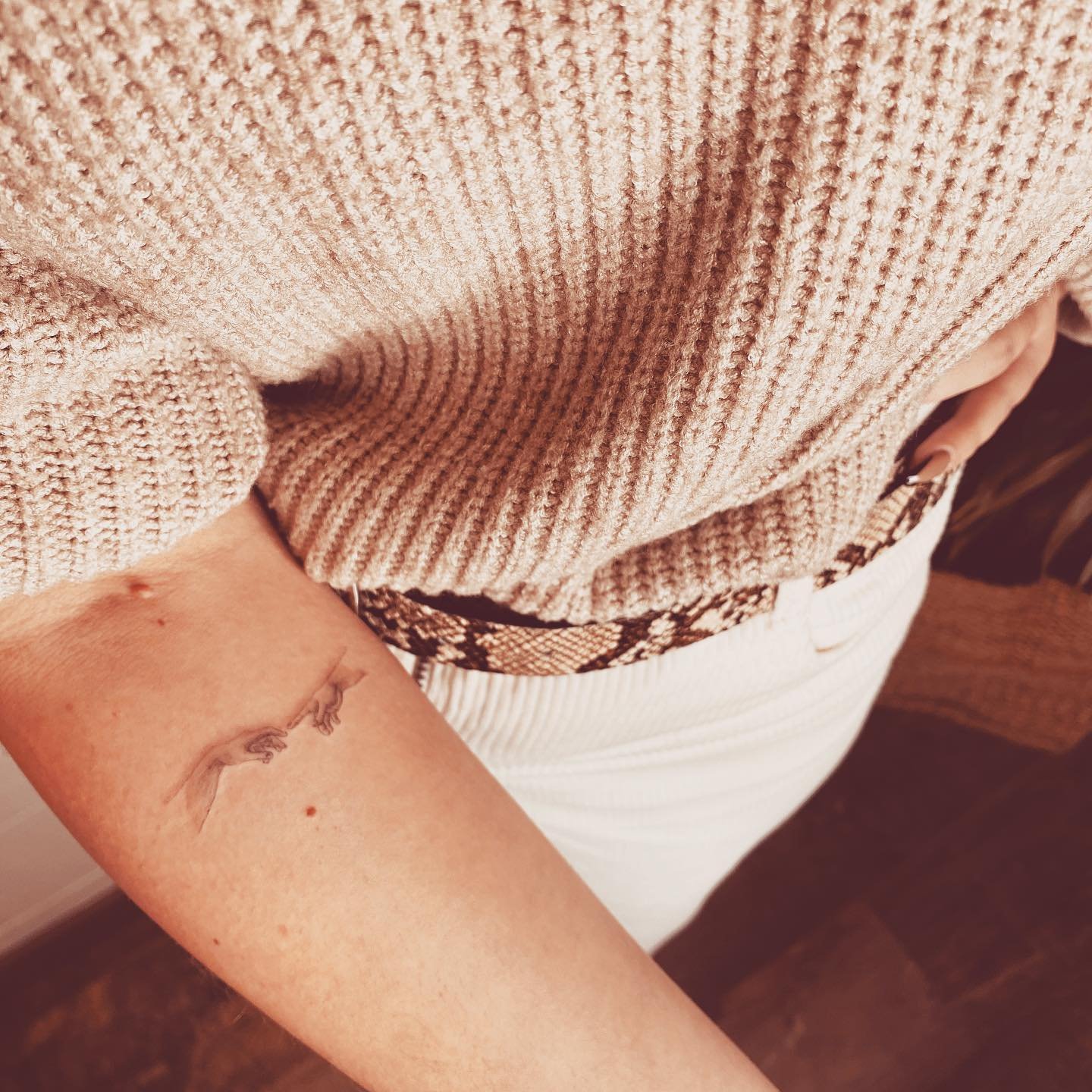 Tatuaje de ave en antebrazo, línea fina Sinkply Madrid