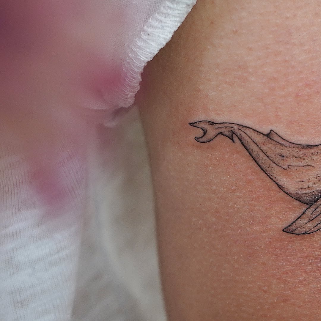 Tatuaje de ave en antebrazo, línea fina Sinkply Madrid