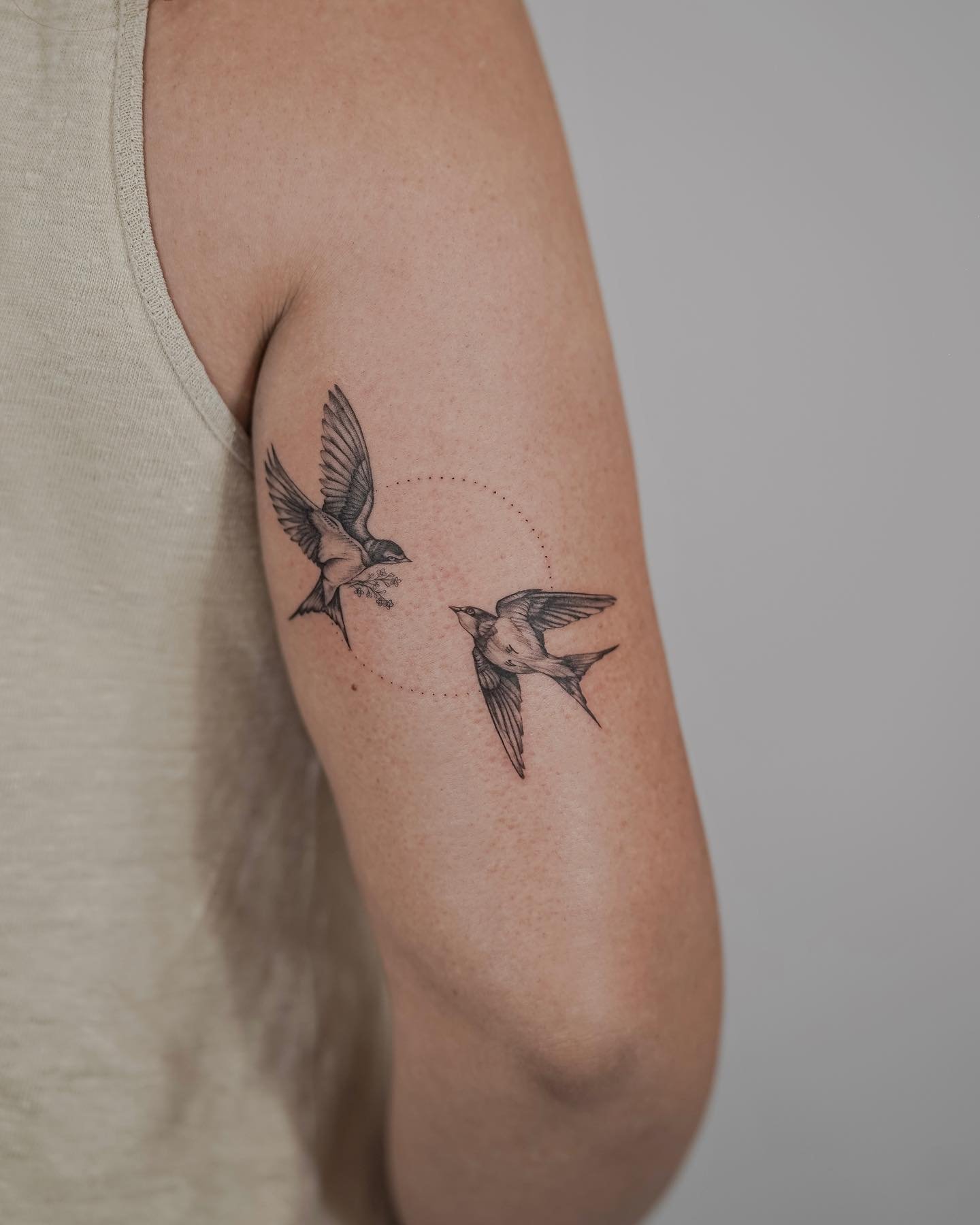 Tatuaje de ave en antebrazo, línea fina Sinkply Madrid