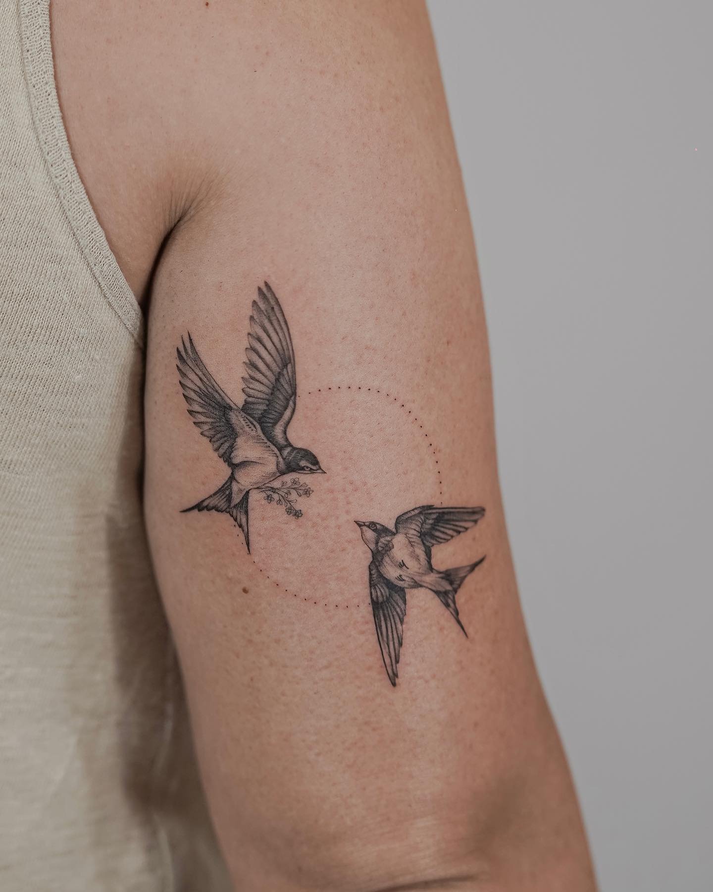Tatuaje de ave en antebrazo, línea fina Sinkply Madrid