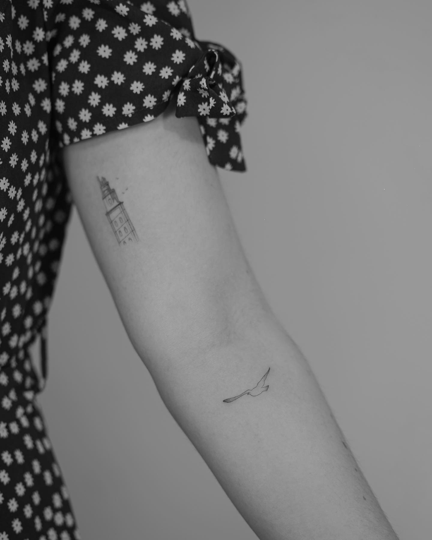 Tatuaje de ave en antebrazo, línea fina Sinkply Madrid