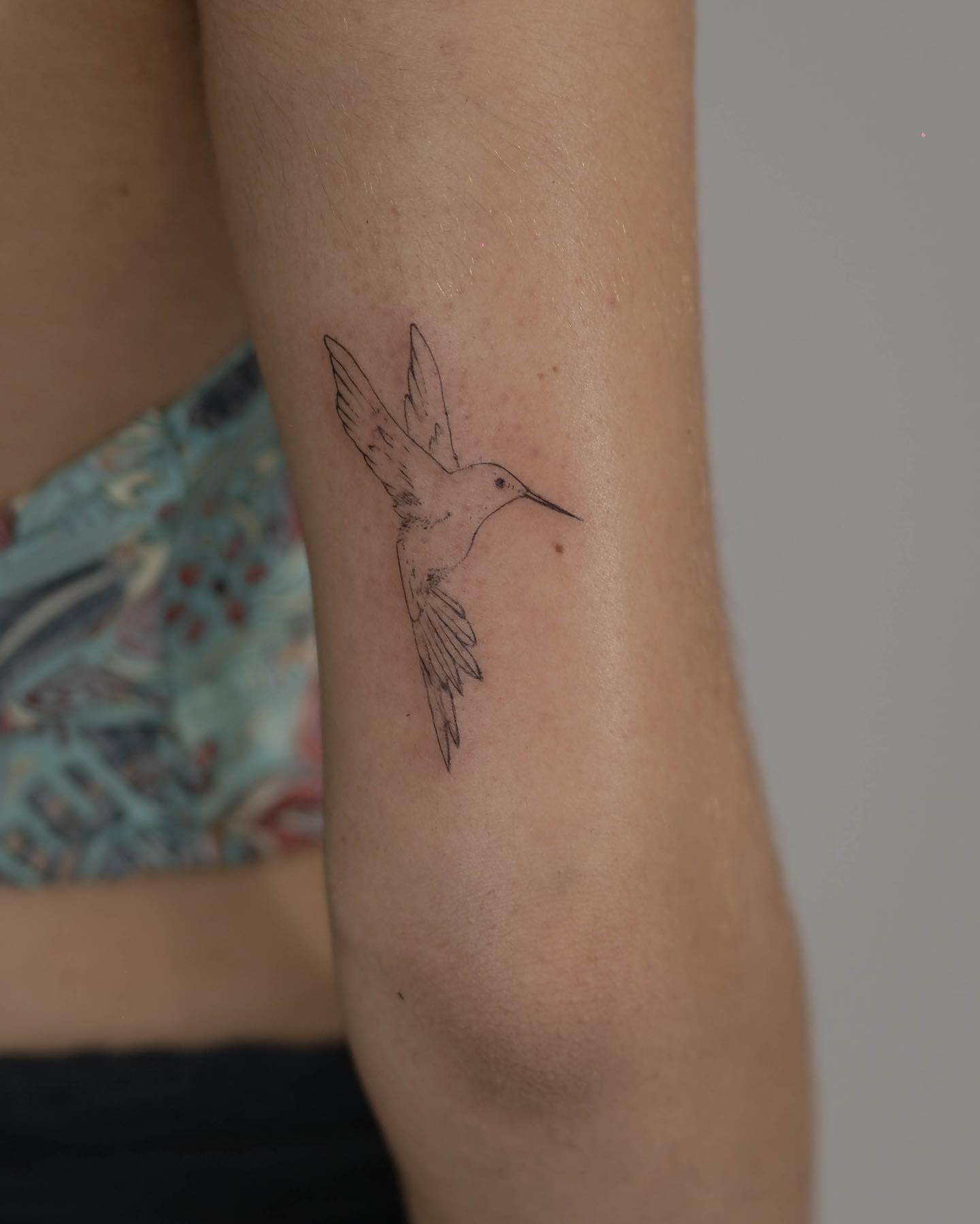 Tatuaje de ave en antebrazo, línea fina Sinkply Madrid